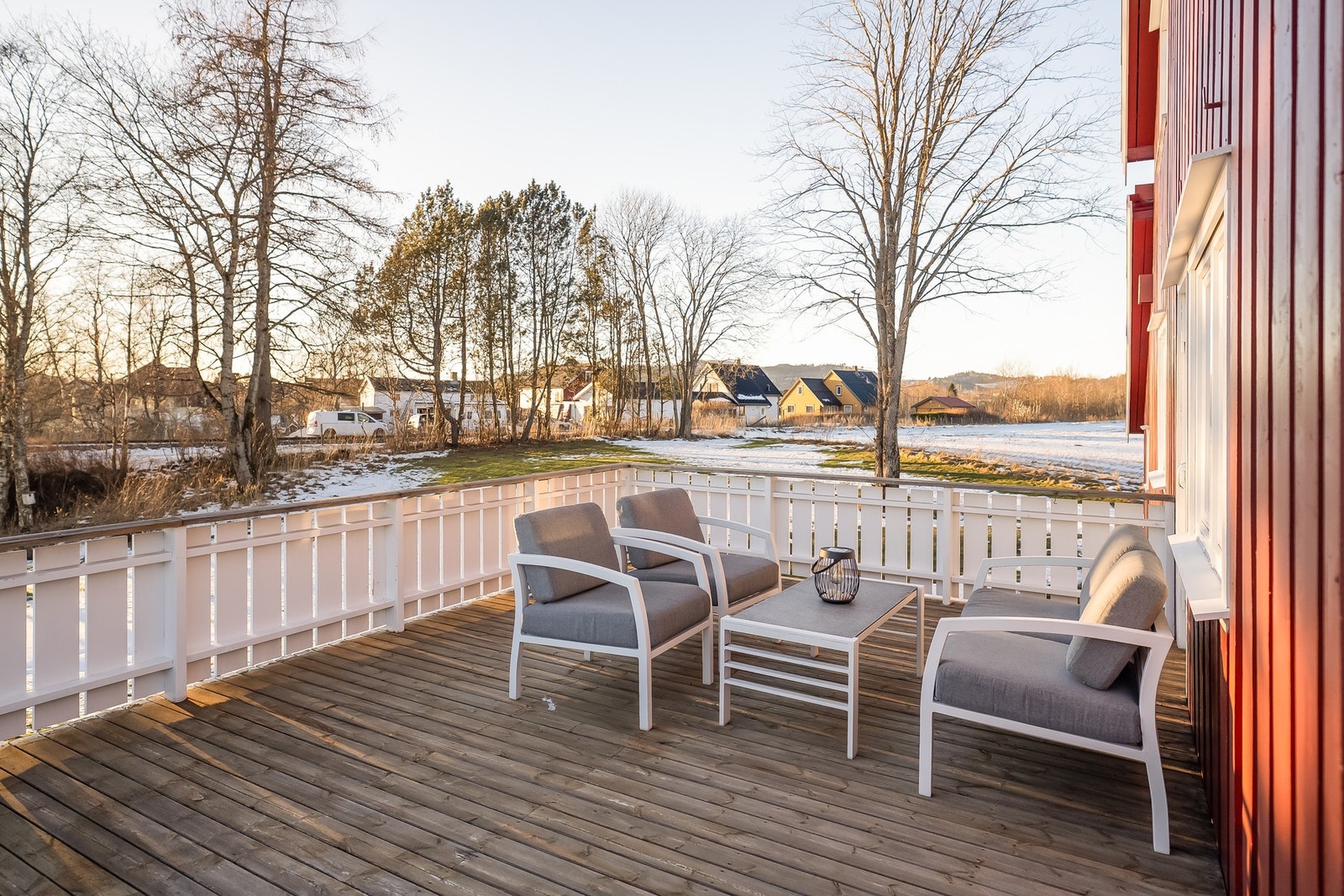 Direkte fra stuen har du adgang til boligens terrasse på 49 kvm hvor du har solen til ca. 21:00 Galleribilde