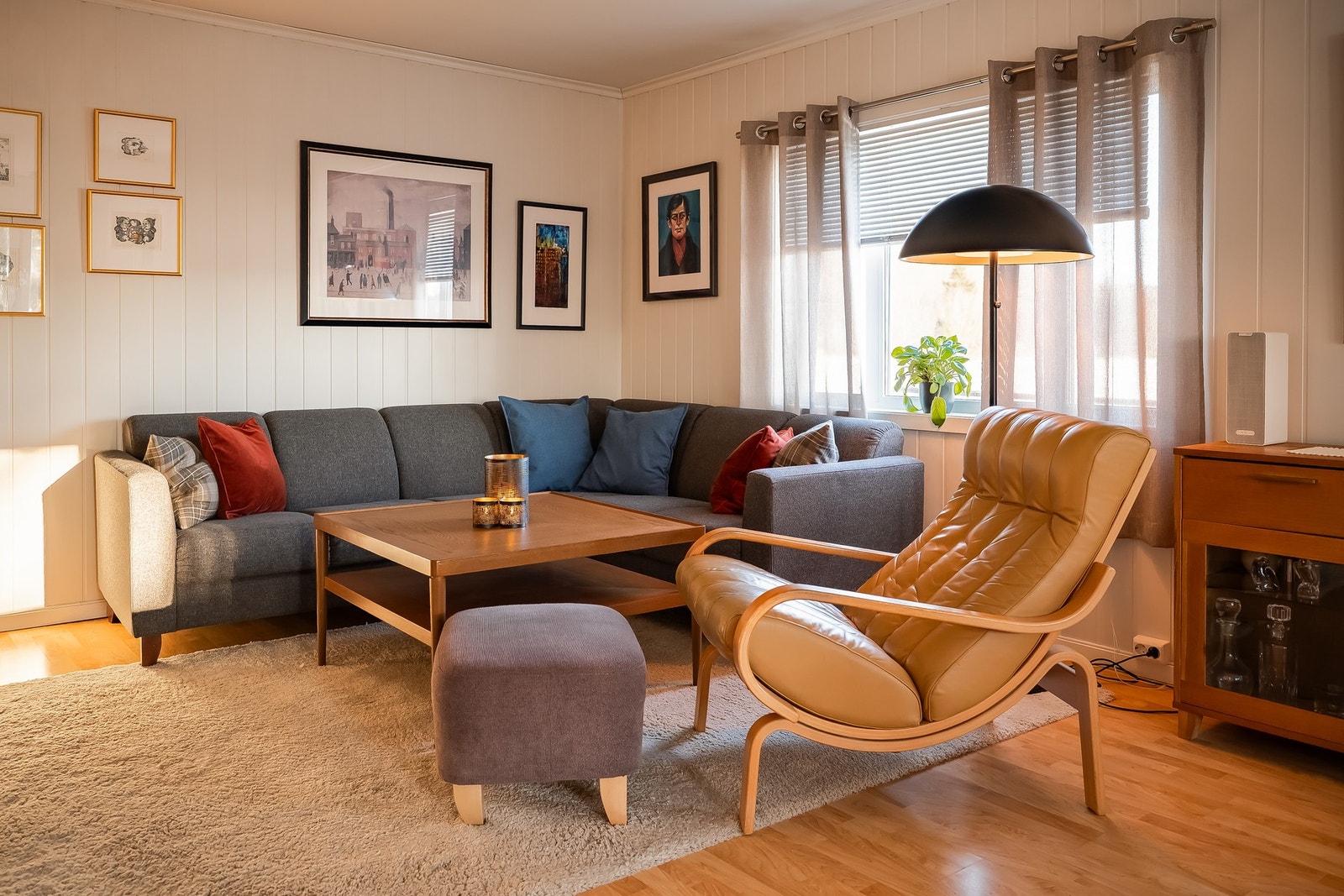 Plass for sofagruppe i ene del av stuen. Vinduer er byttet i 2012-2014. Galleribilde