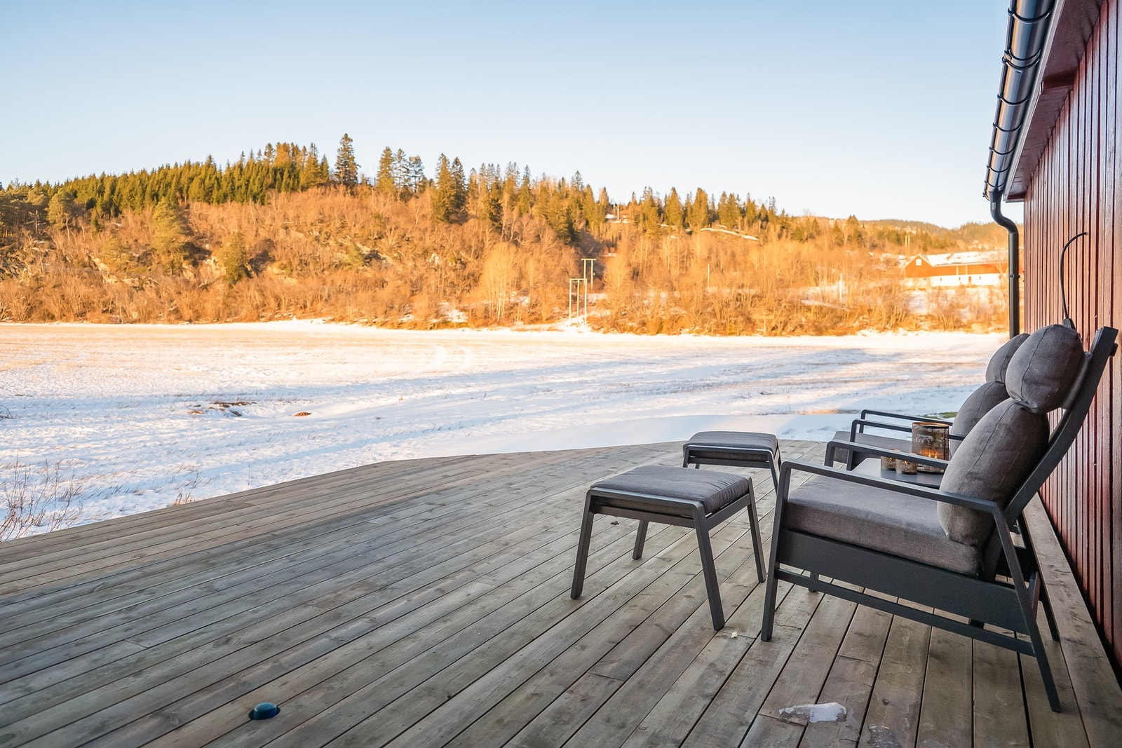 En flott og velholdt eiendom som både ligger landlig og fritt til, samtidig som det er svært sentralt med kun et par kilometer til midt i Stjørdal sentrum. Galleribilde