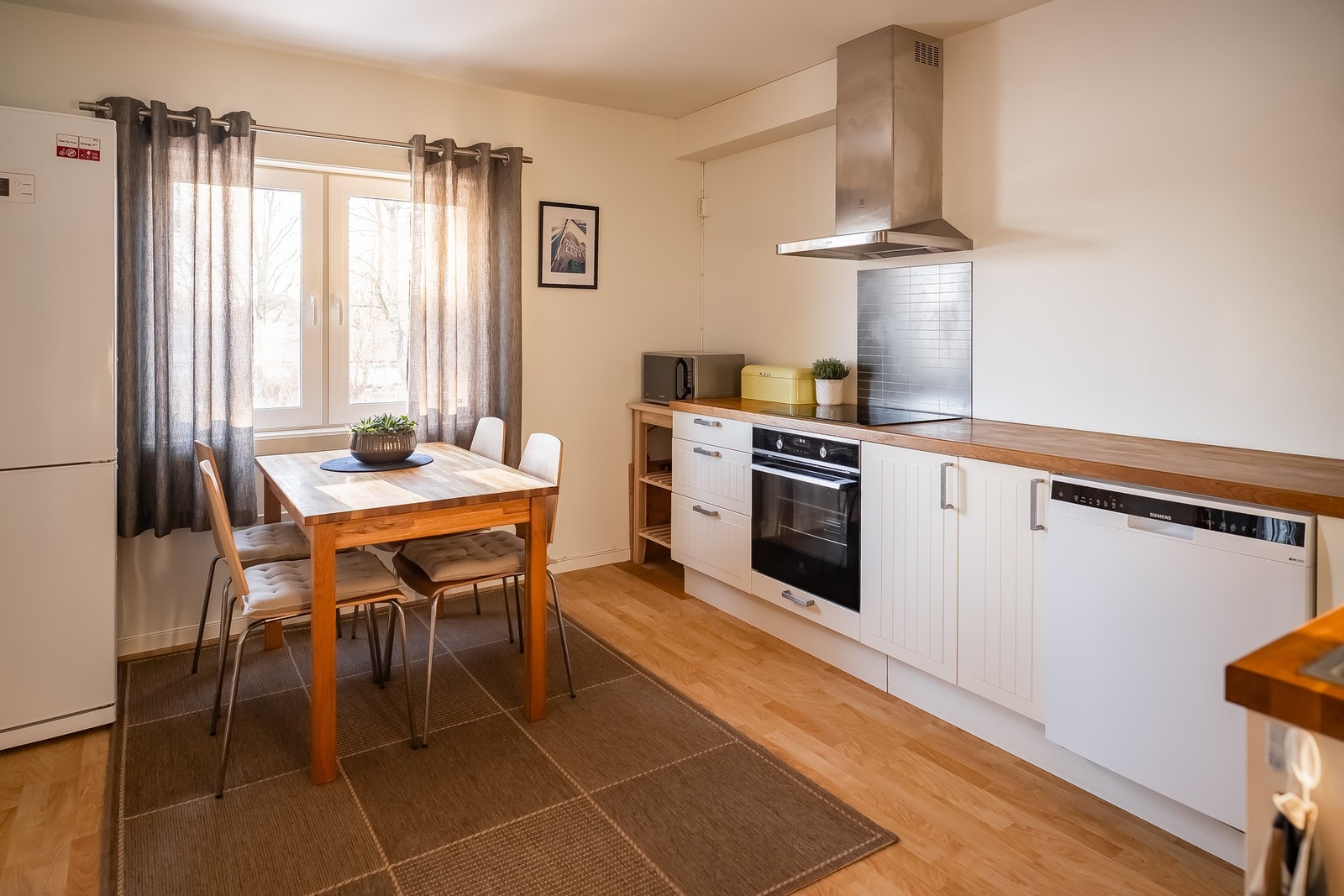 Kjøkkenet har innredningen fra IKEA fra 2012, og integrert platetopp og stekeovn fra 2024. Oppvaskmaskin følger også. Galleribilde