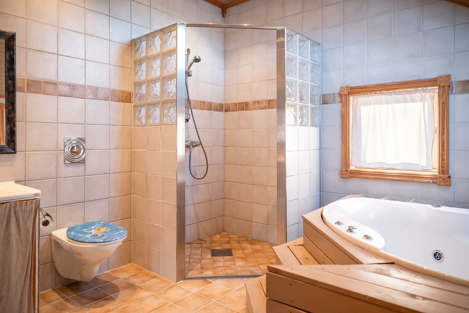 Badet har både dusj og badekar for ekstra velbehag. Opplegg for vaskemaskin via kran og avløp. Galleribilde