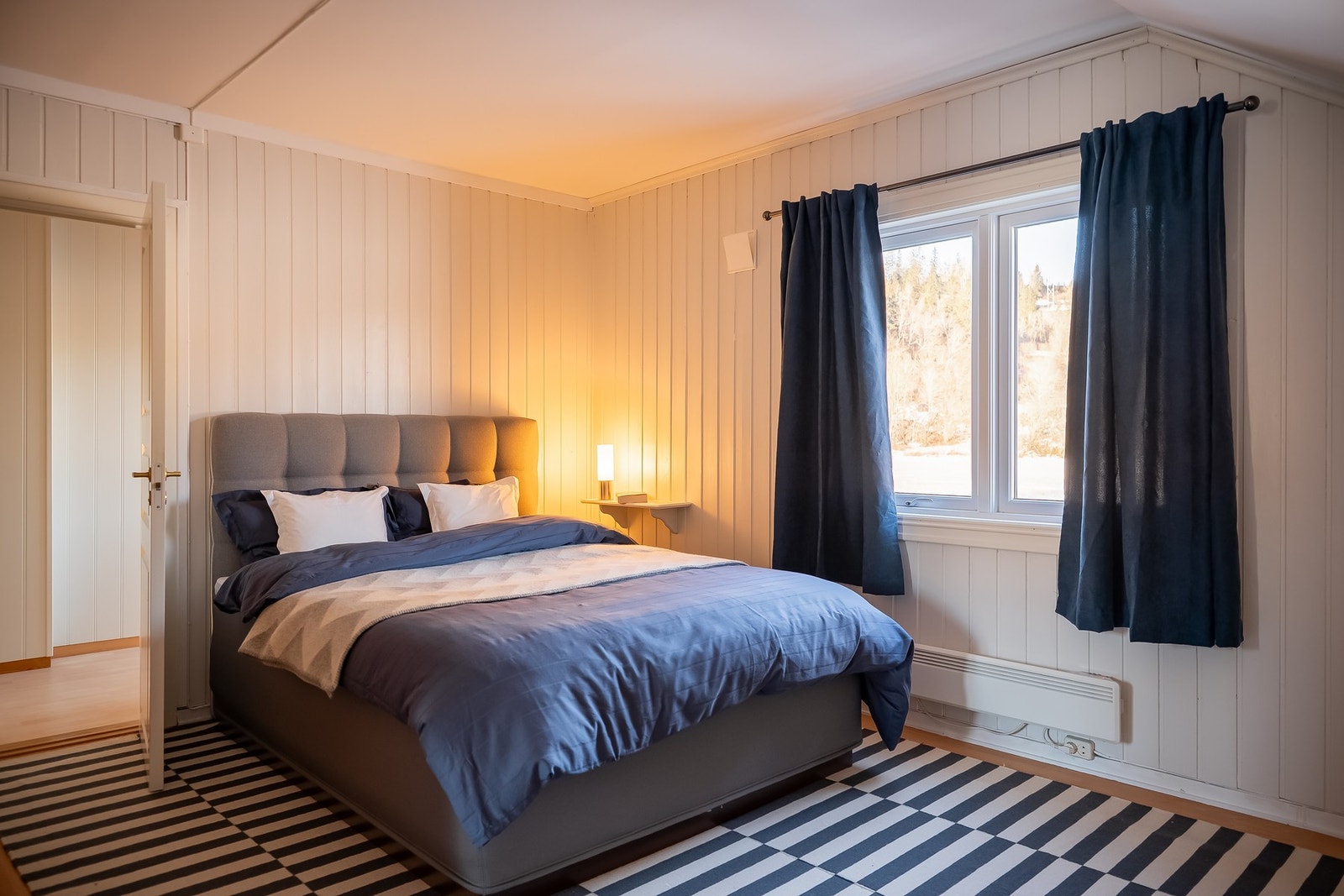 3 av boligens soverom ligger i 2.etasje og rommer hhv. 16,4 kvm, 15,9 kvm og 7,7 kvm. Galleribilde