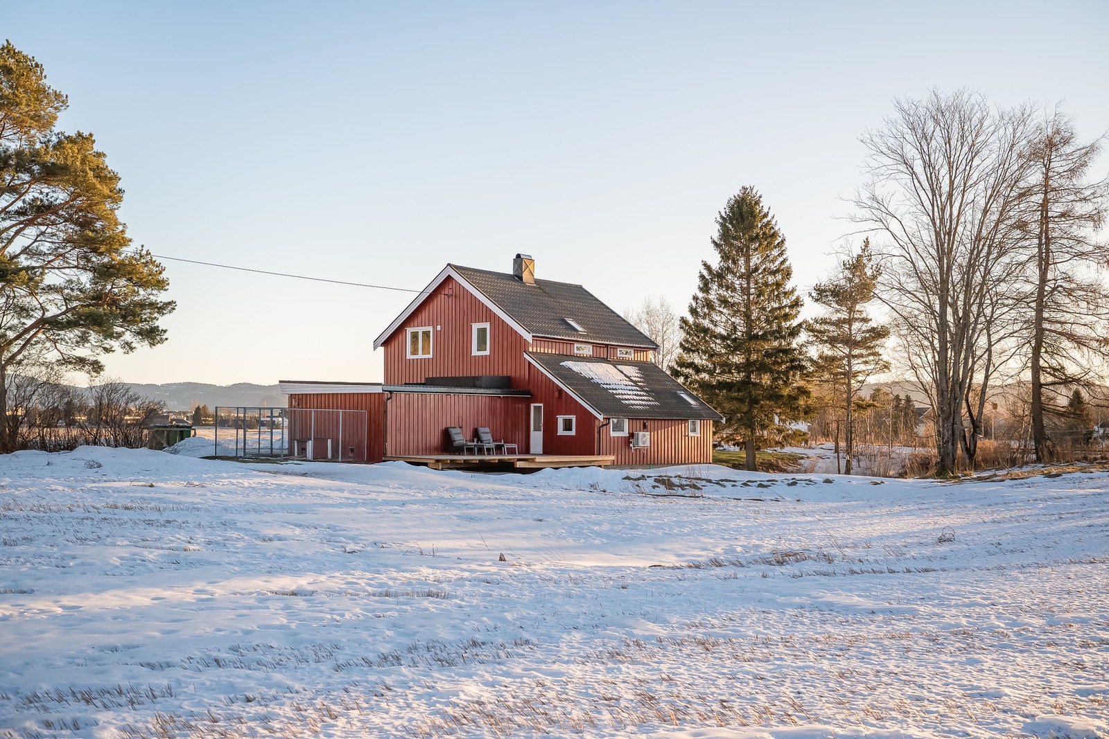 Boligen er beliggende i et etterspurt område ved Kvislabakken. Boligen ligger fint til for seg selv og har en stor og velstelt plen. Galleribilde