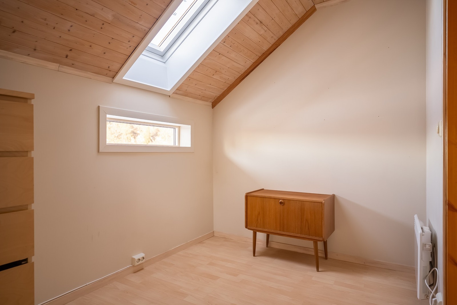 Og i tilknytning ligger et ekstrarom på 5,5 kvm som passer fint som et kontor eller hvis man ønsker å lage et ekstra bad for å ha sammen med soveromsavdelingen på loftet. Galleribilde