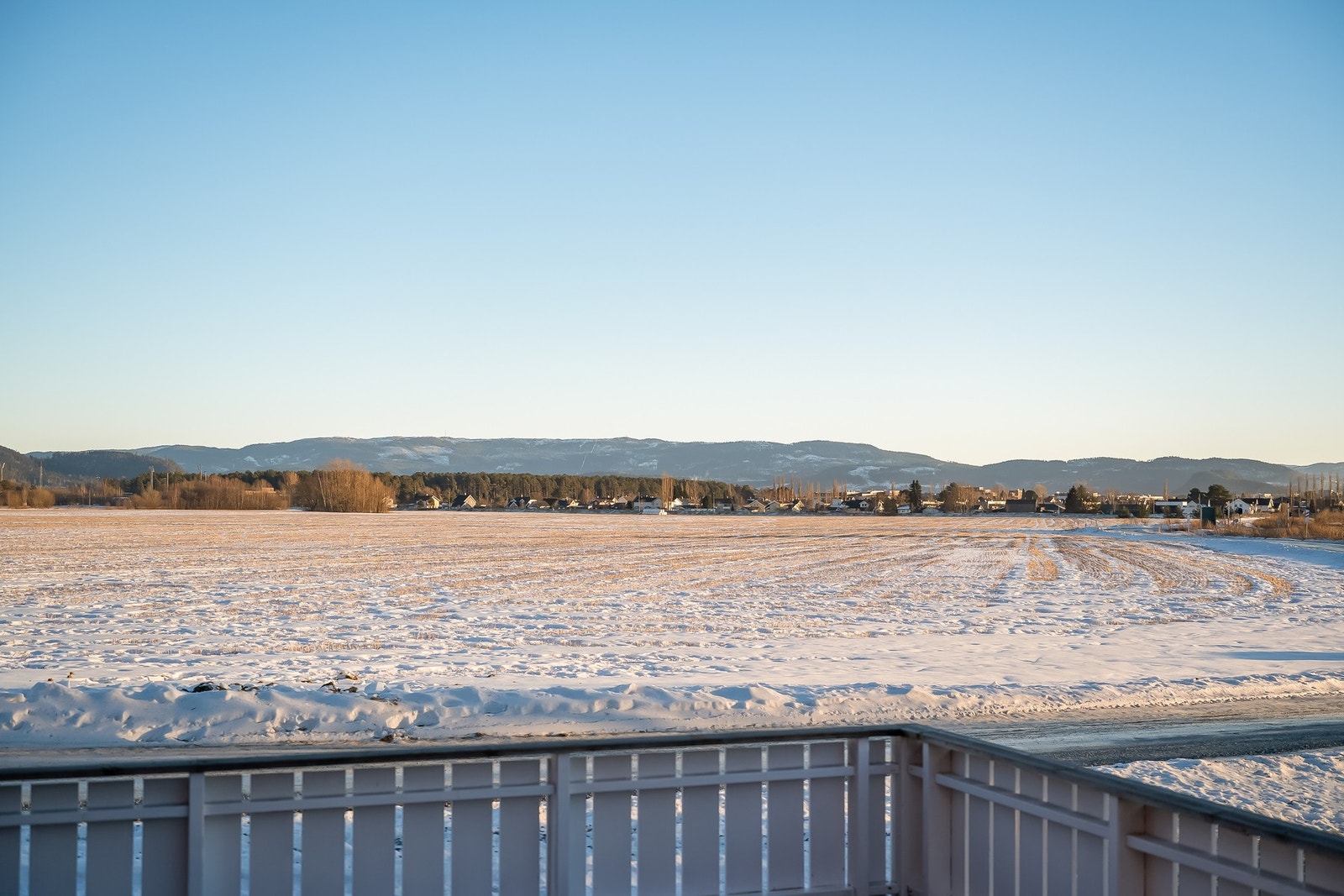 Herlig beliggenhet med åpent landskap rundt. Kan få følelsen av å bo på landet, samtidig som man bor praktisk og sentralt på Stjørdal. Galleribilde