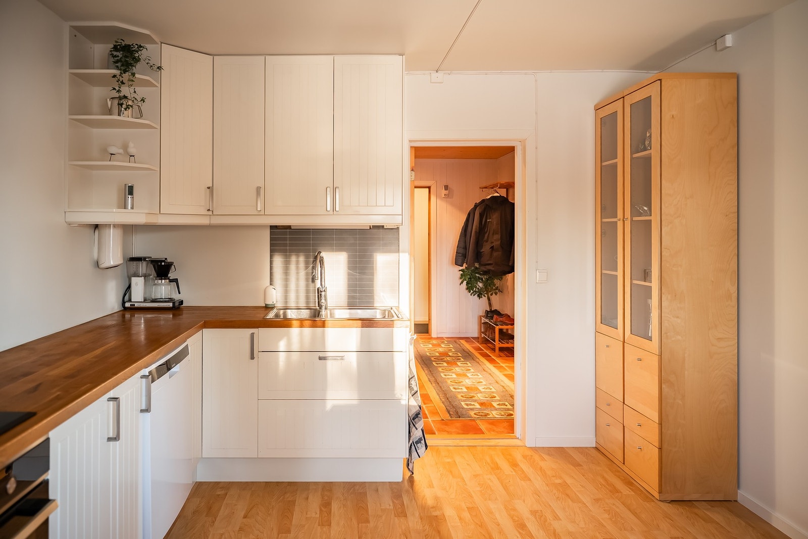 Nærmeste matbutikk er Kiwi Holmen, 550 meter unna. Kjøkkenet ble oppmalt i 2022. Galleribilde