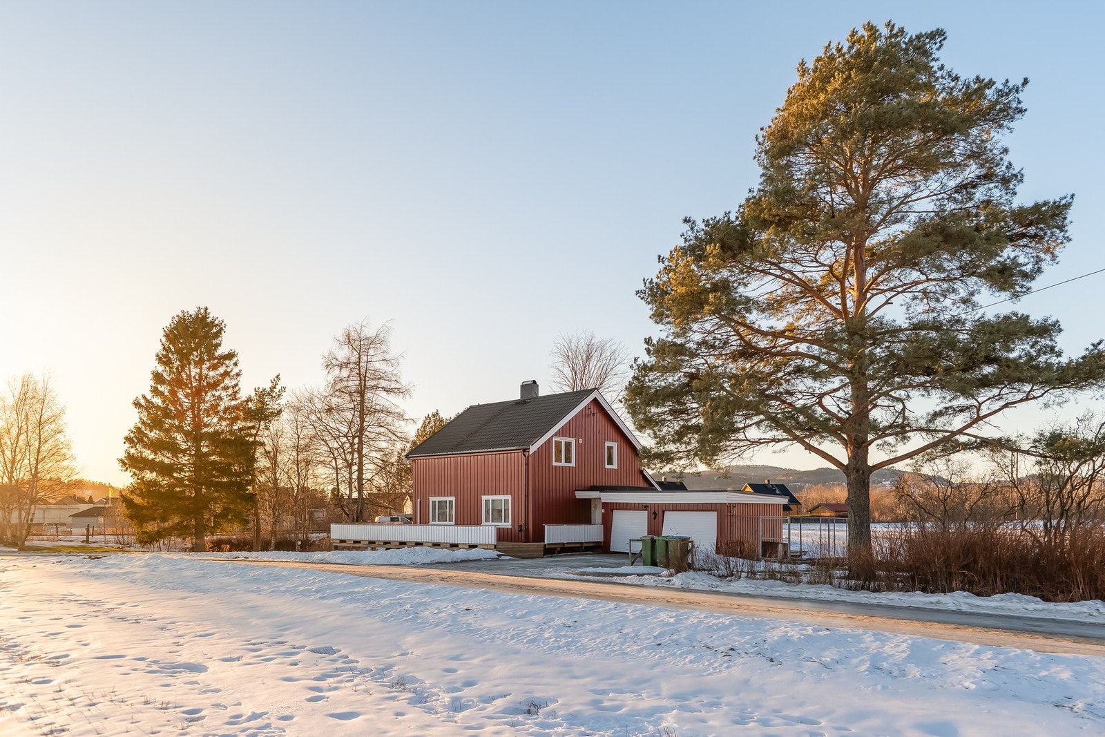 Eiendommen ligger i et rolig område på Vestre Stokkan, ved Kvislabakken. Kvislabakken skolekrets er en familievennlig krets hvor man har både skole, barnehage, dagligvarebutikk og idrettsanlegg i kort gangavstand. Galleribilde
