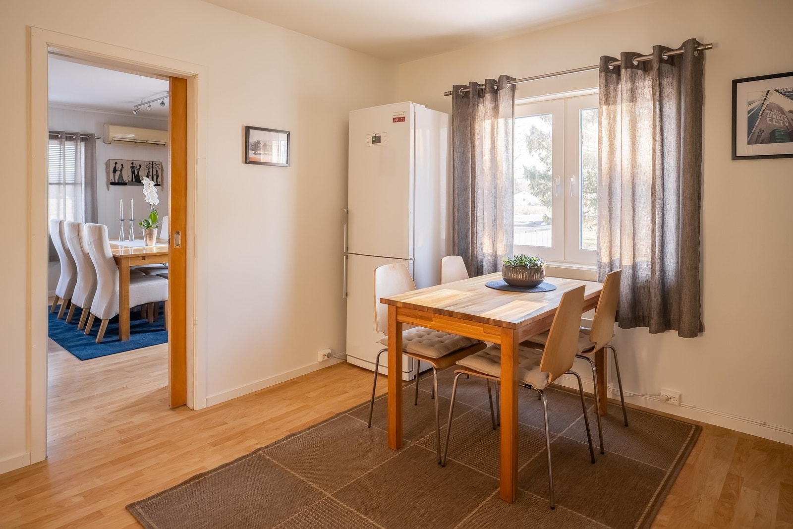 Romslig kjøkken på hele 15,5 kvm. Her har man også plass til et spisebord. Galleribilde