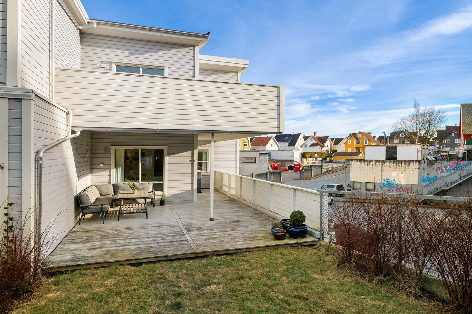 Leiligheten ligger på enden med direkte utgang fra stue til overbygd terrasse og hageområde. Galleribilde