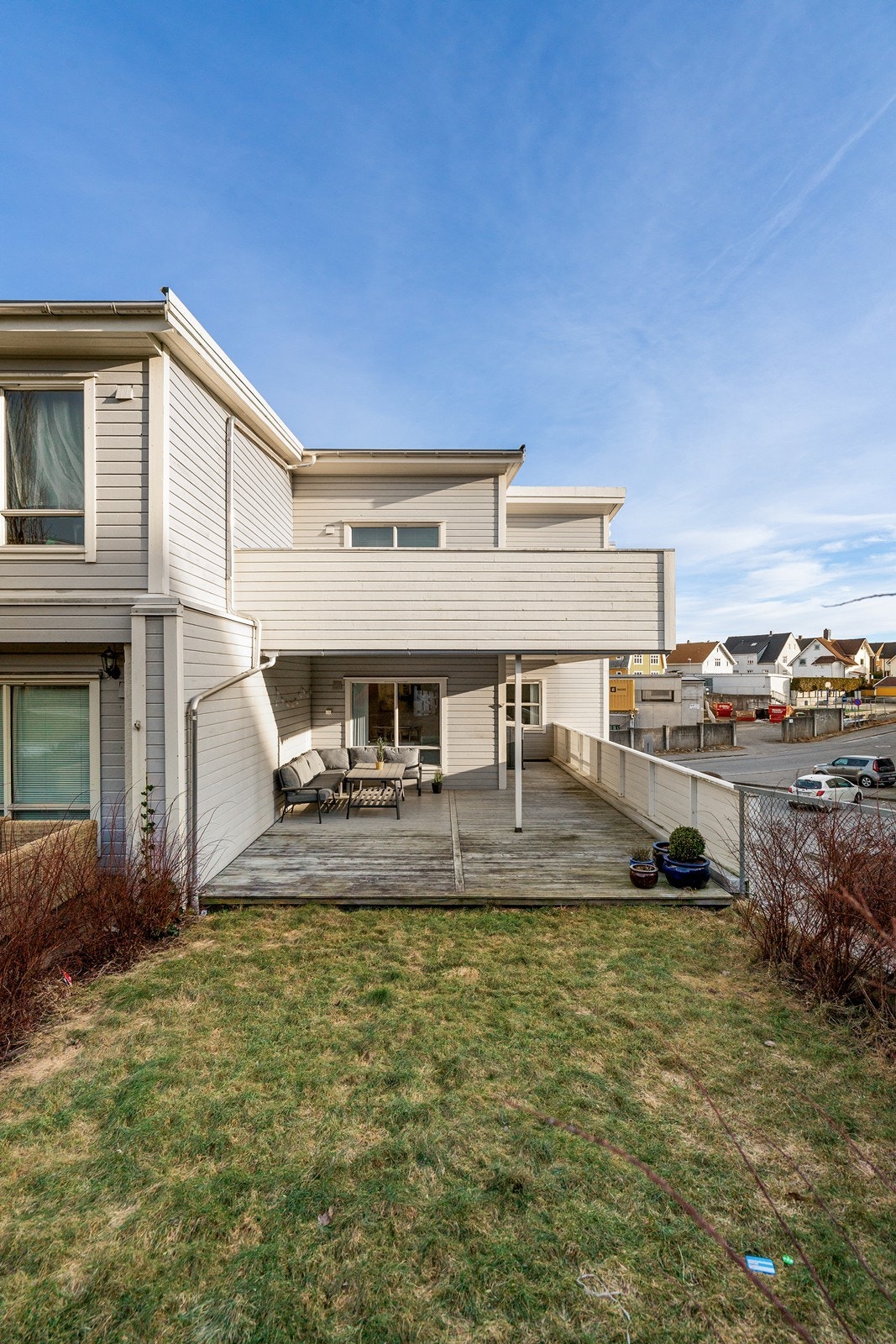 Fasade, terrasse og hage Galleribilde