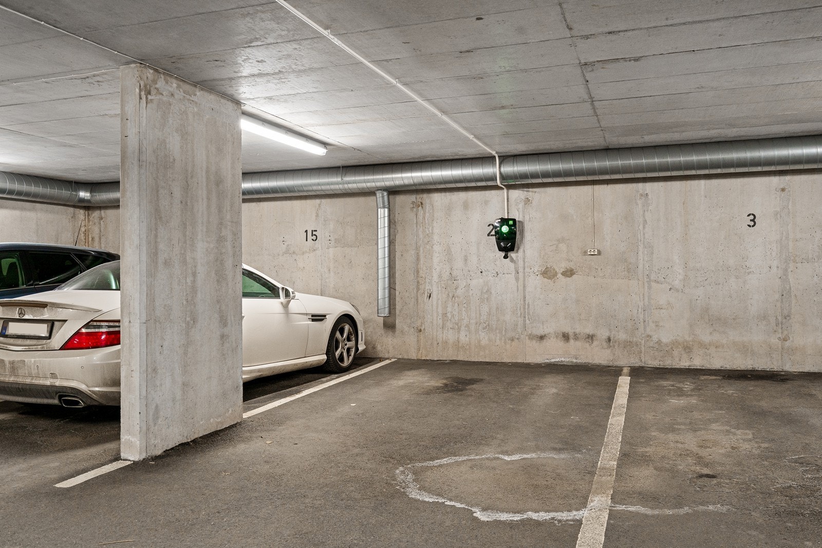 Parkering i lukket anlegg med egen lader Galleribilde