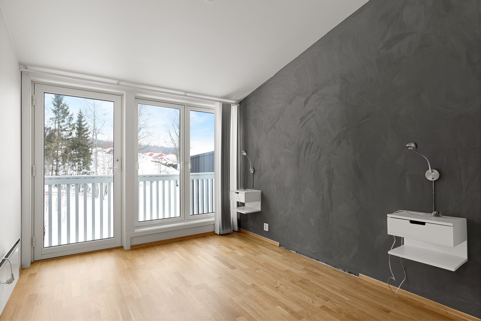 Hovedsoverom med god plass til dobbeltseng og garderobeskap. Galleribilde