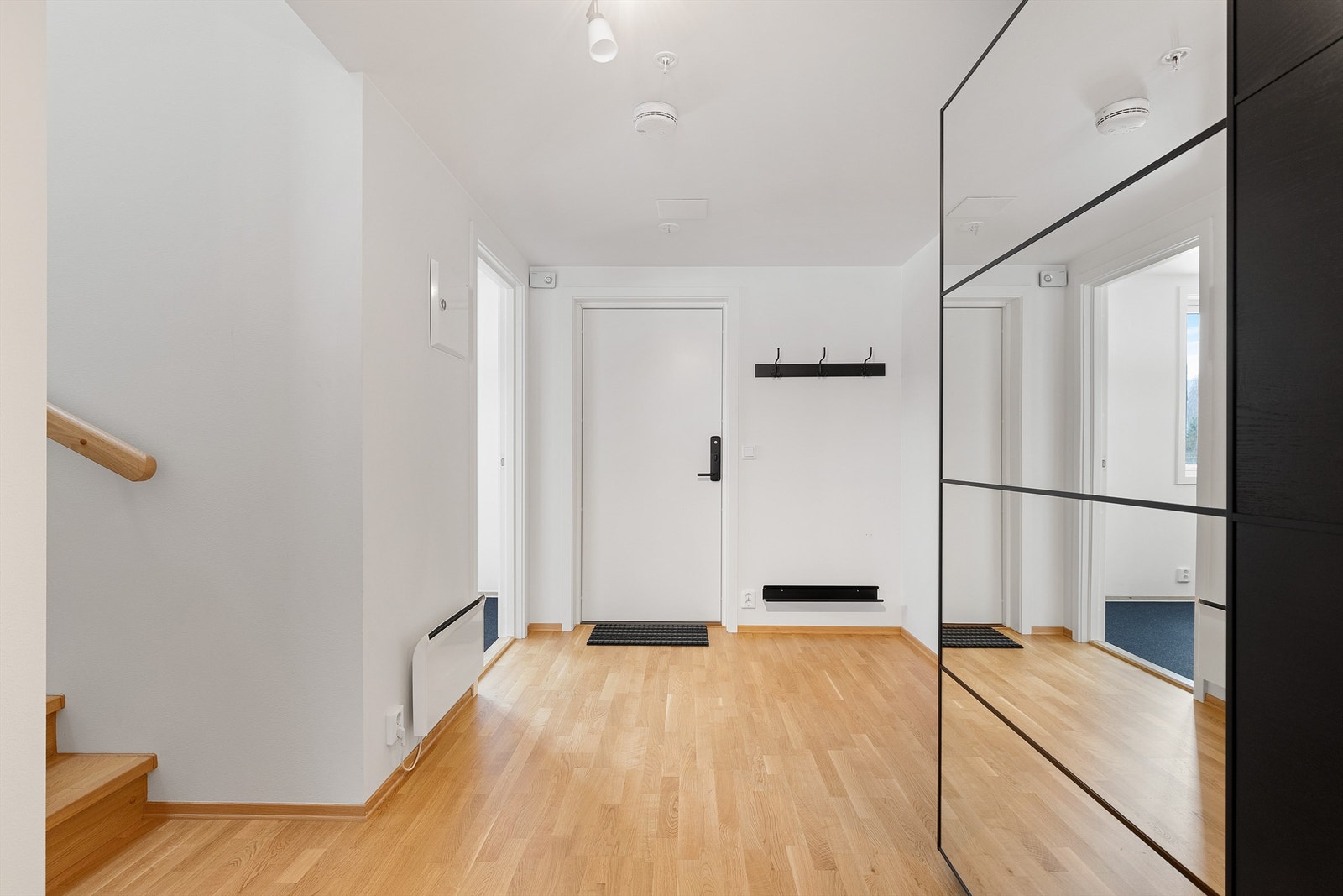 Hyggelig entré med god plass til å sette fra seg yttertøy og sko. Skyvedørsgarderobe med speilfronter. Galleribilde