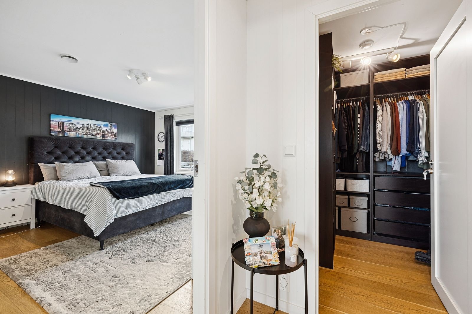 Soverom 1 med garderobe Galleribilde