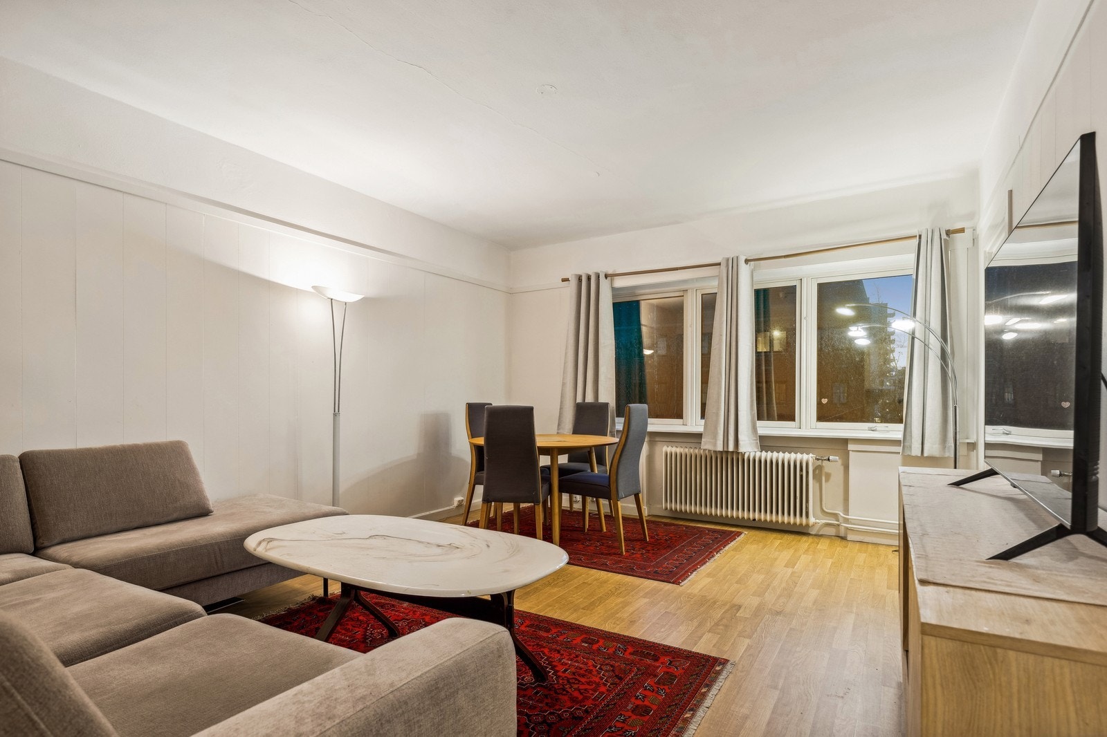 Romslig stue med god plass til sofa og spisegruppe Galleribilde