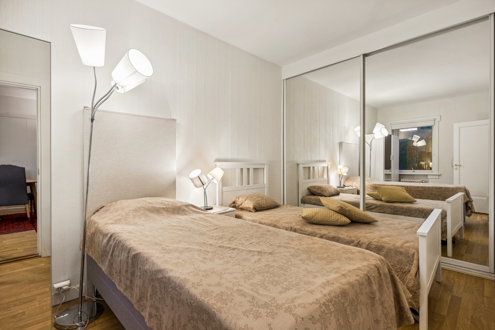 Soverom med skyvedørsgarderobe Galleribilde