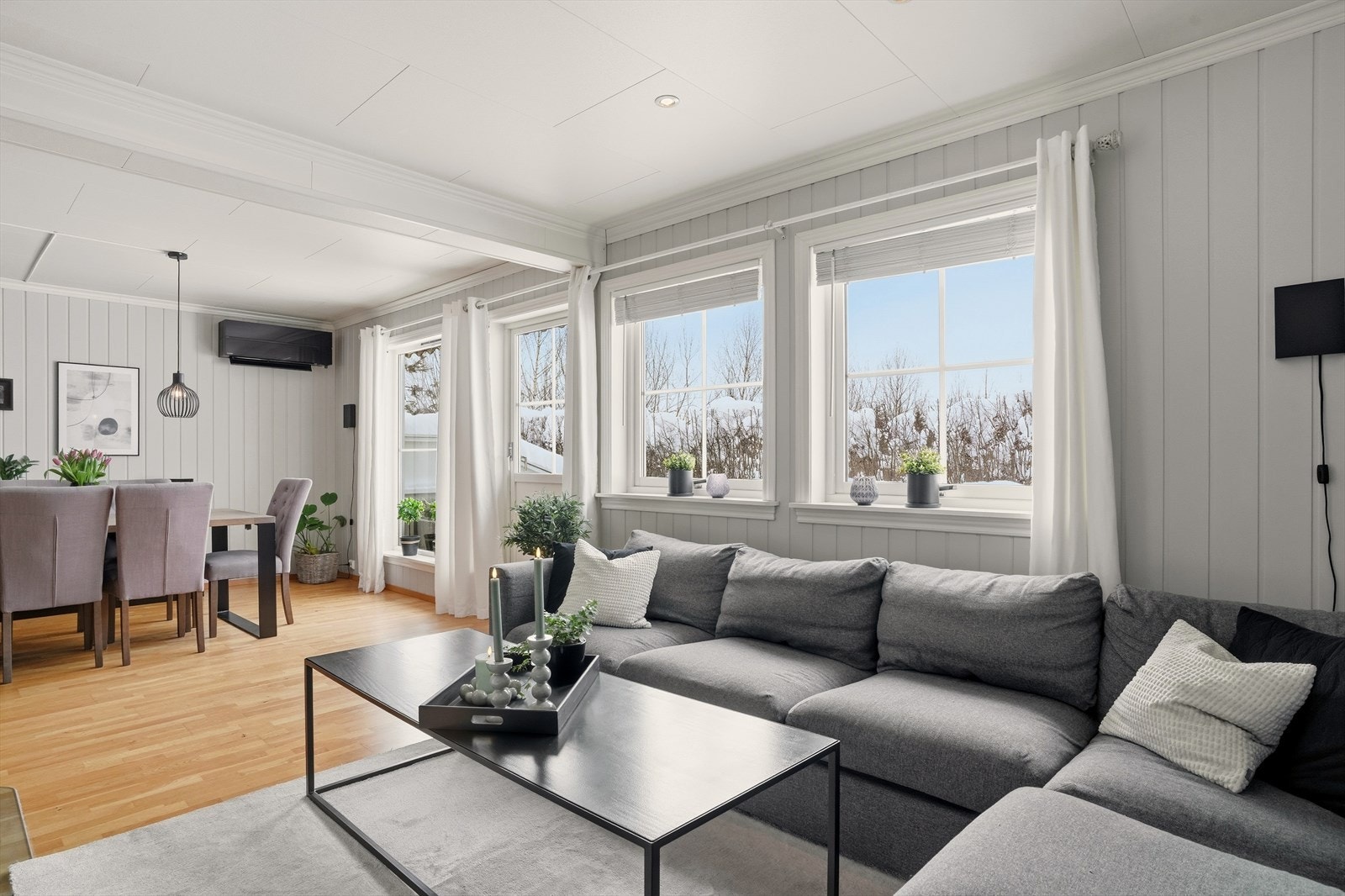 Stuen oppleves som lys men samtidig et hyggelig og varmt allrom med en god planløsning som passer fint for familien. Galleribilde