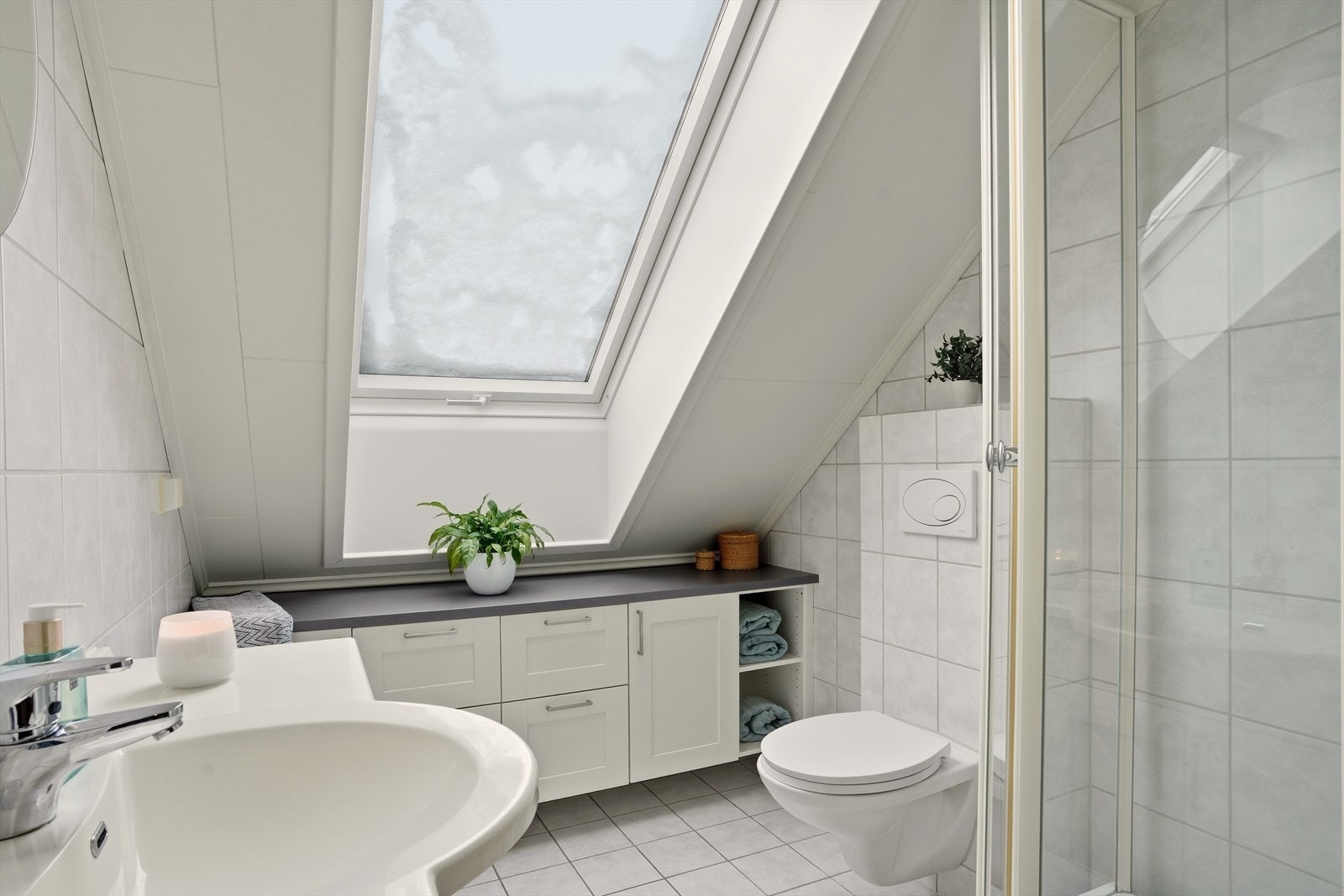 Gulvet er fliselagt og har elektriske varmekabler, vegger er fliselagt og himling har himlingsplater. Galleribilde