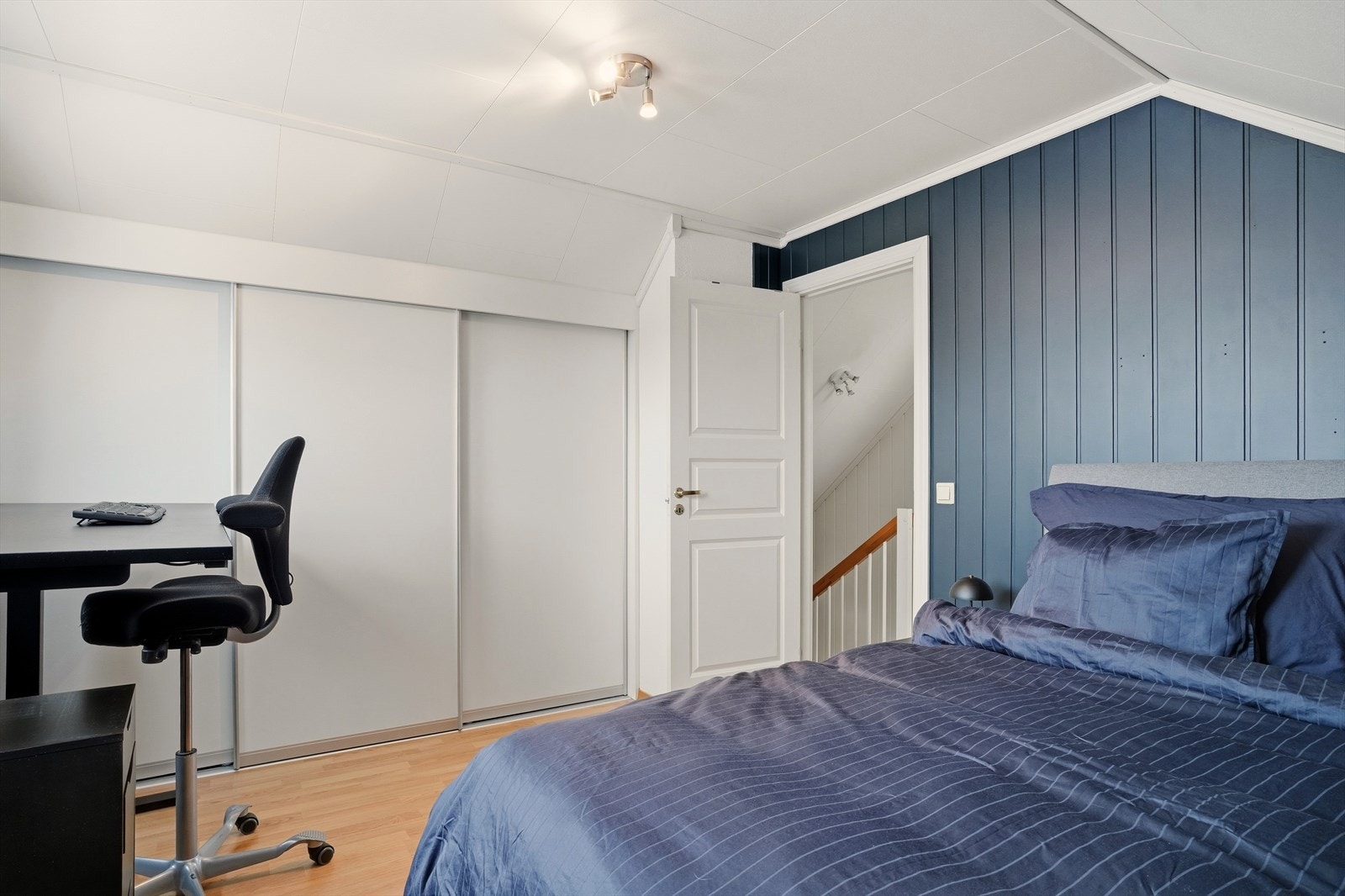Hovedsoverom med god plass til dobbeltseng og skrivepult. Stor skyvedørsgarderobe med god plass til oppbevaring. Galleribilde