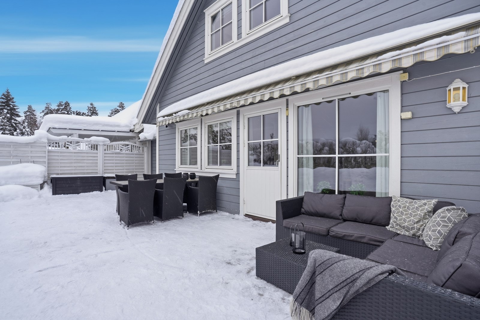 Romslig og stort uteområde med god plass til utemøbler. Galleribilde