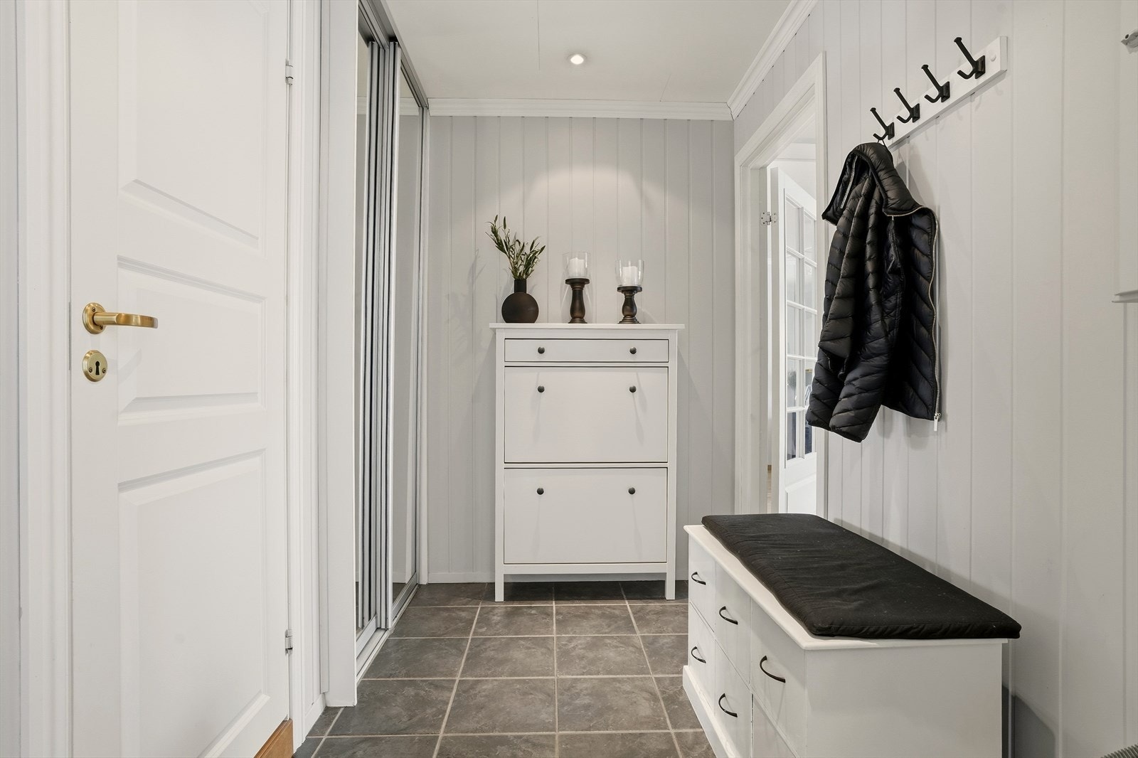Romslig entré med god plass til å henge fra seg yttertøy. Entreen har praktisk skyvedørsgarderobe med god plass til oppbevaring. Galleribilde