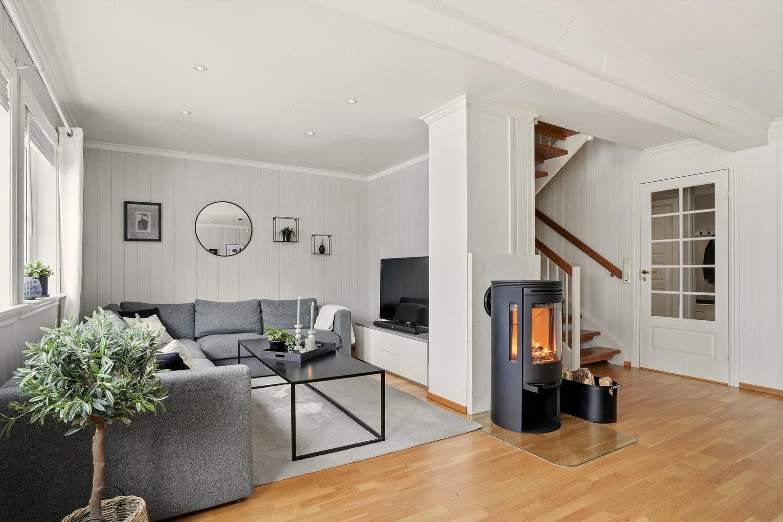 Romslig stue med god plass til å innrede med flere soner. Galleribilde