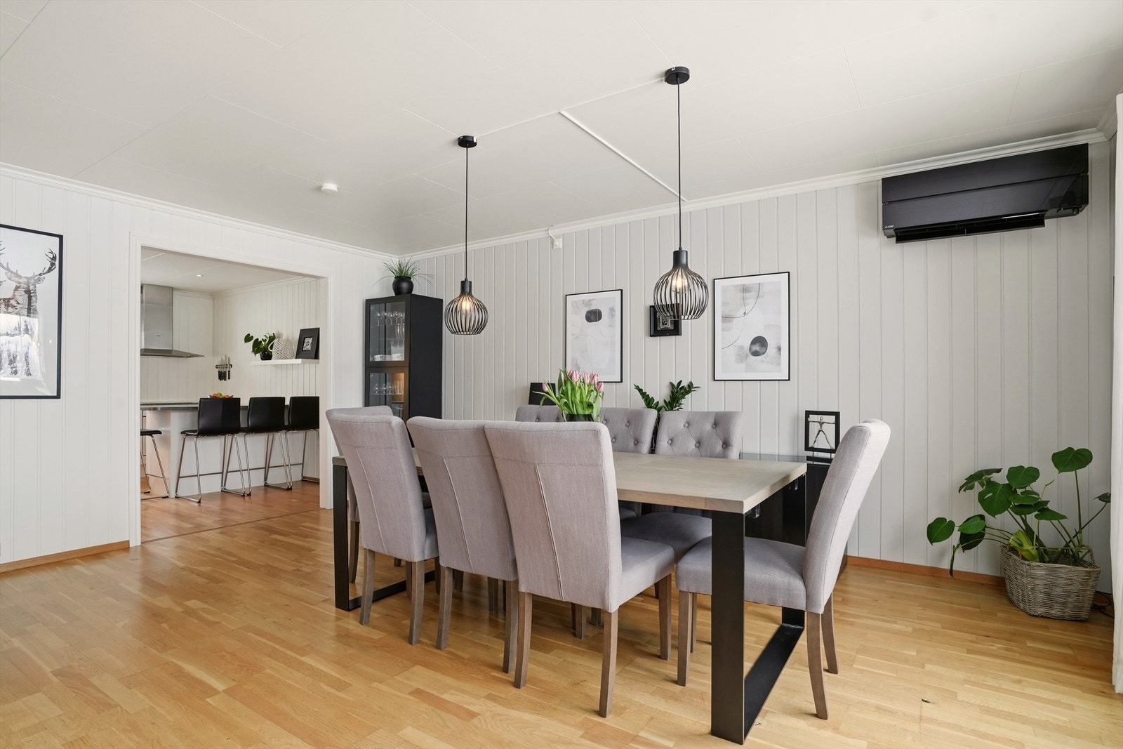 I stuen er det god plass til stort spisebord. Galleribilde