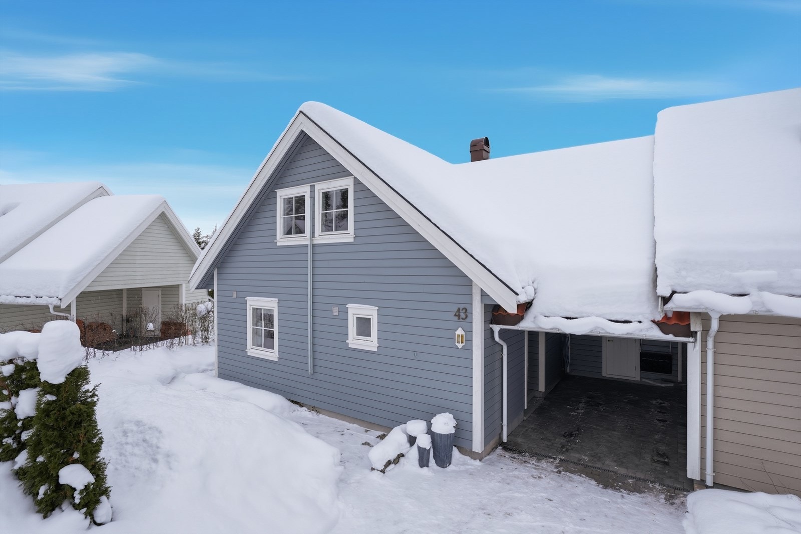 For parkering er det parkering i carport. Galleribilde