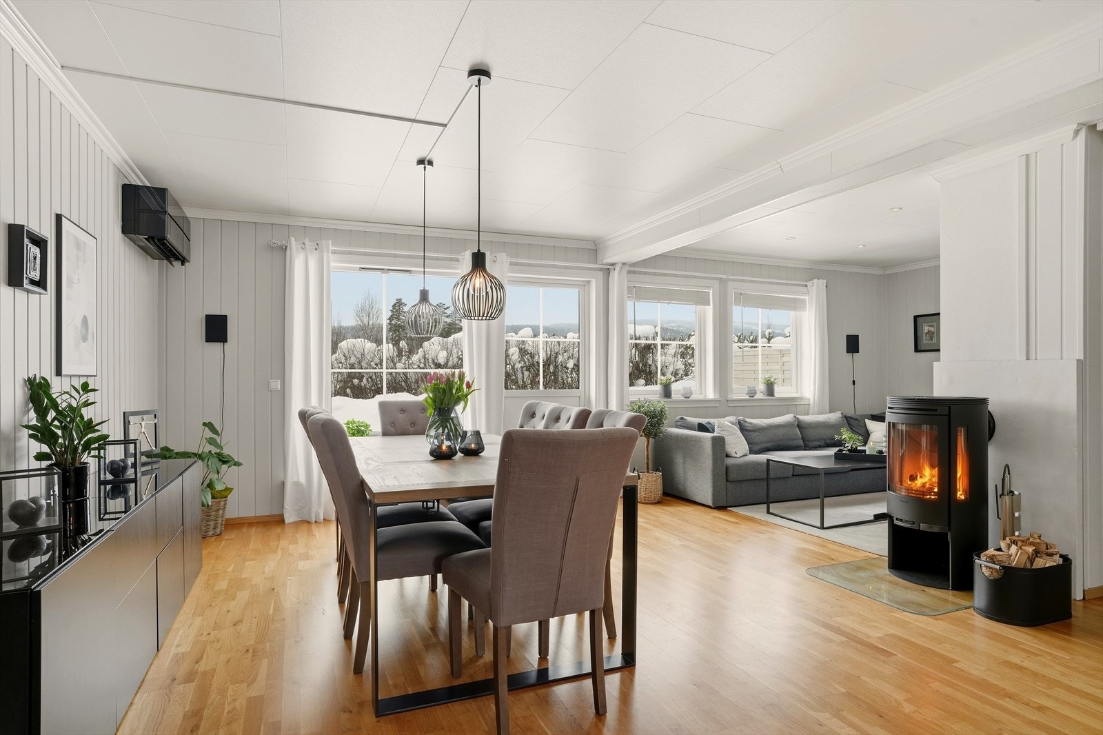 De store vindusflatene slipper inn rikelig med dagslys, fra stue er det også utgang til boligens uteområde. Galleribilde