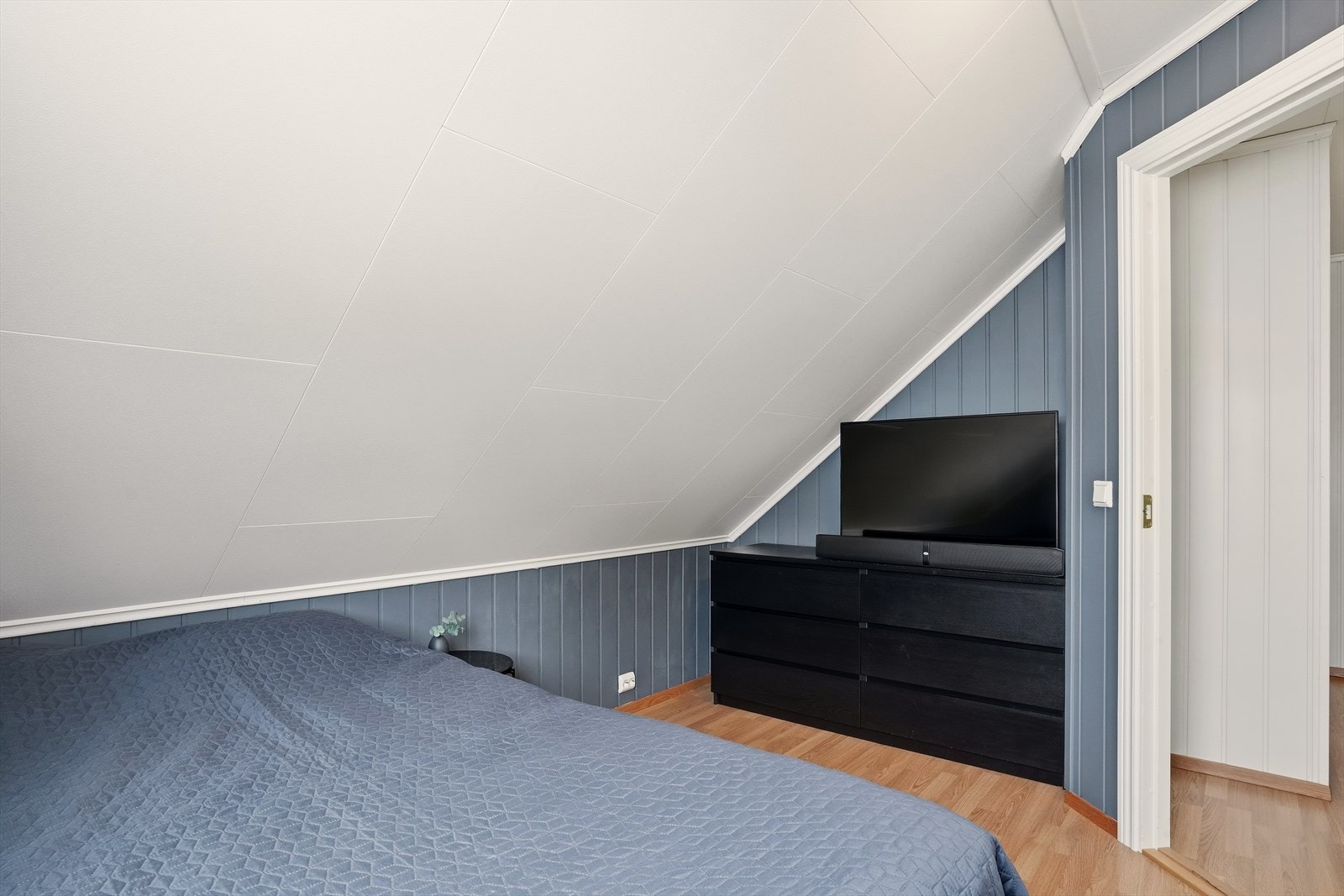 Soverom med god plass til seng og kommode. Galleribilde