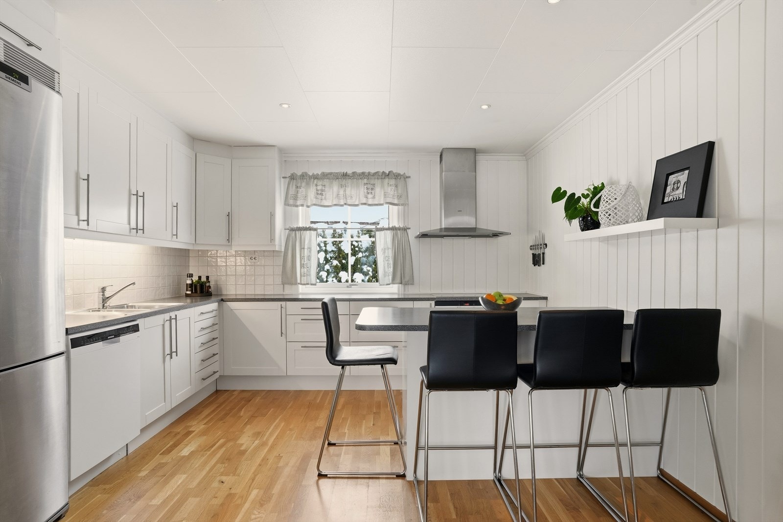 Kjøkkeninnredningen har glatte speil fronter, laminert benkeplate, vaskekum, nedfelt komfyrtopp, ventilator, stekeovn, oppvaskmaskin, kjøl/frys. Galleribilde