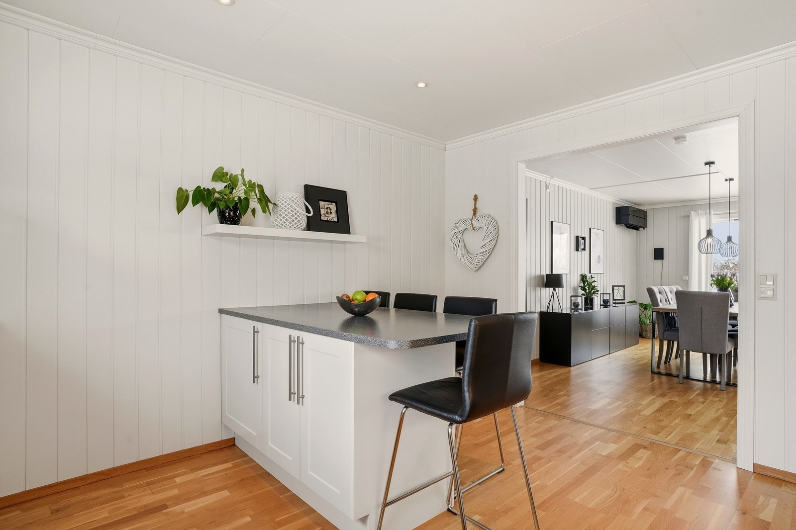 Ved kjøkken er det også kjøkkenøy med sittemulighet. Galleribilde