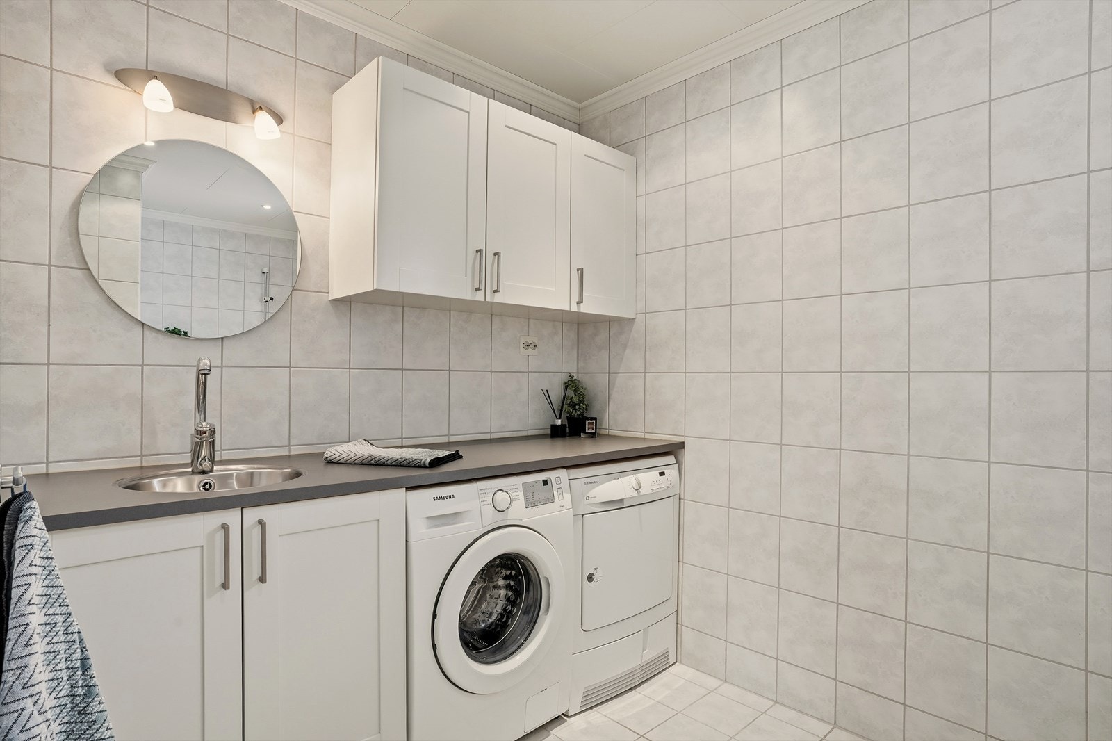 Bad i 1.etasje har innredning med nedfelt servant, veggmontert toalett og badekar. Under servant, samt på vegghengte skap er det god plass til oppbevaring. Galleribilde