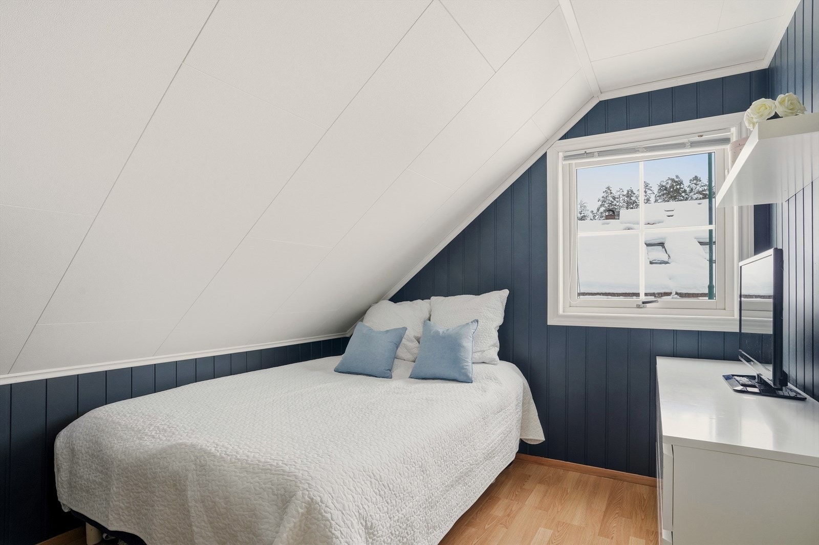 Soverom med god plass til seng og kommode. Galleribilde