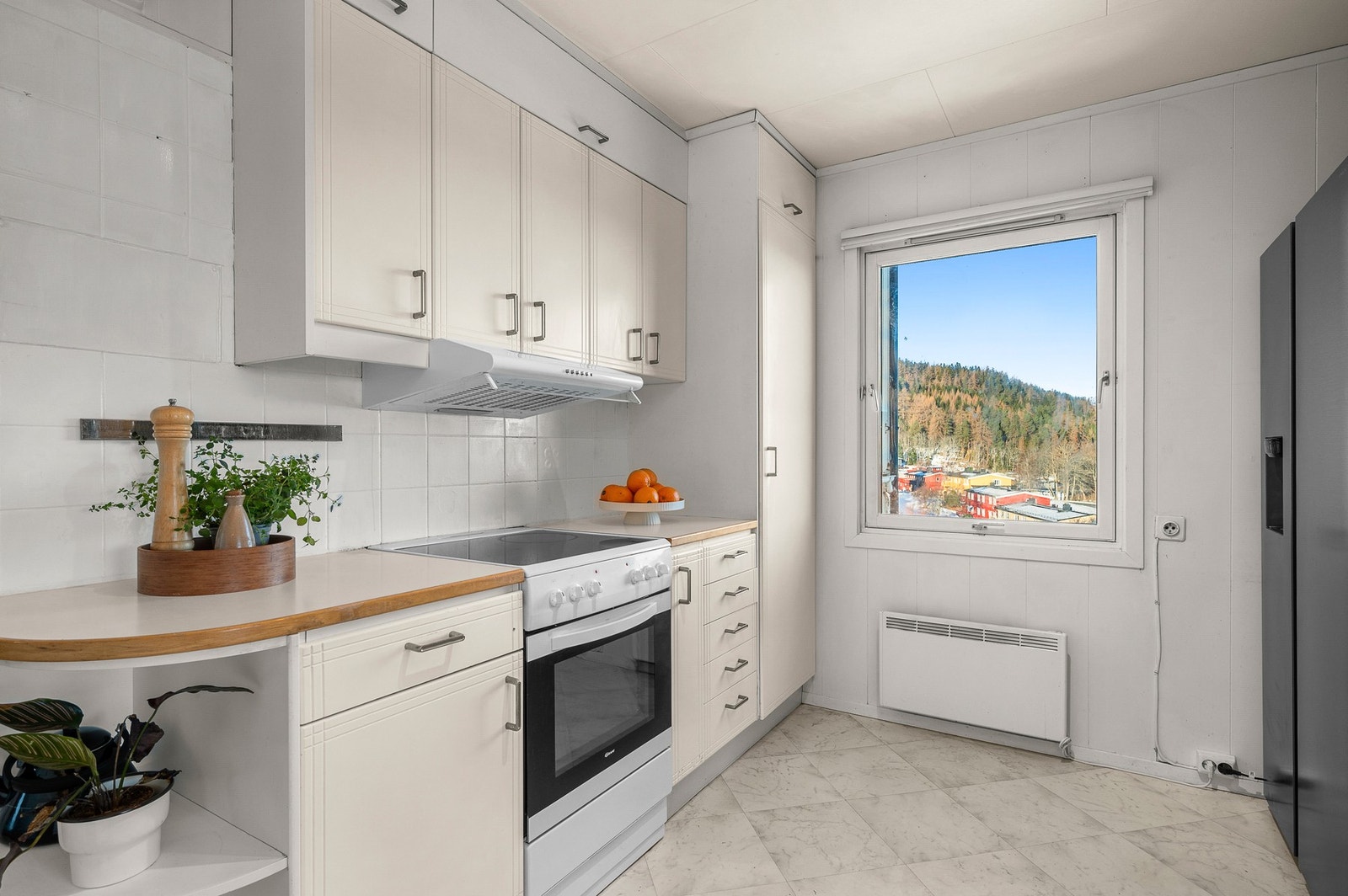 Rikelig med lagrings- og skap plass. Fra vinduet har man fin utsikt mot Bymarka. Galleribilde