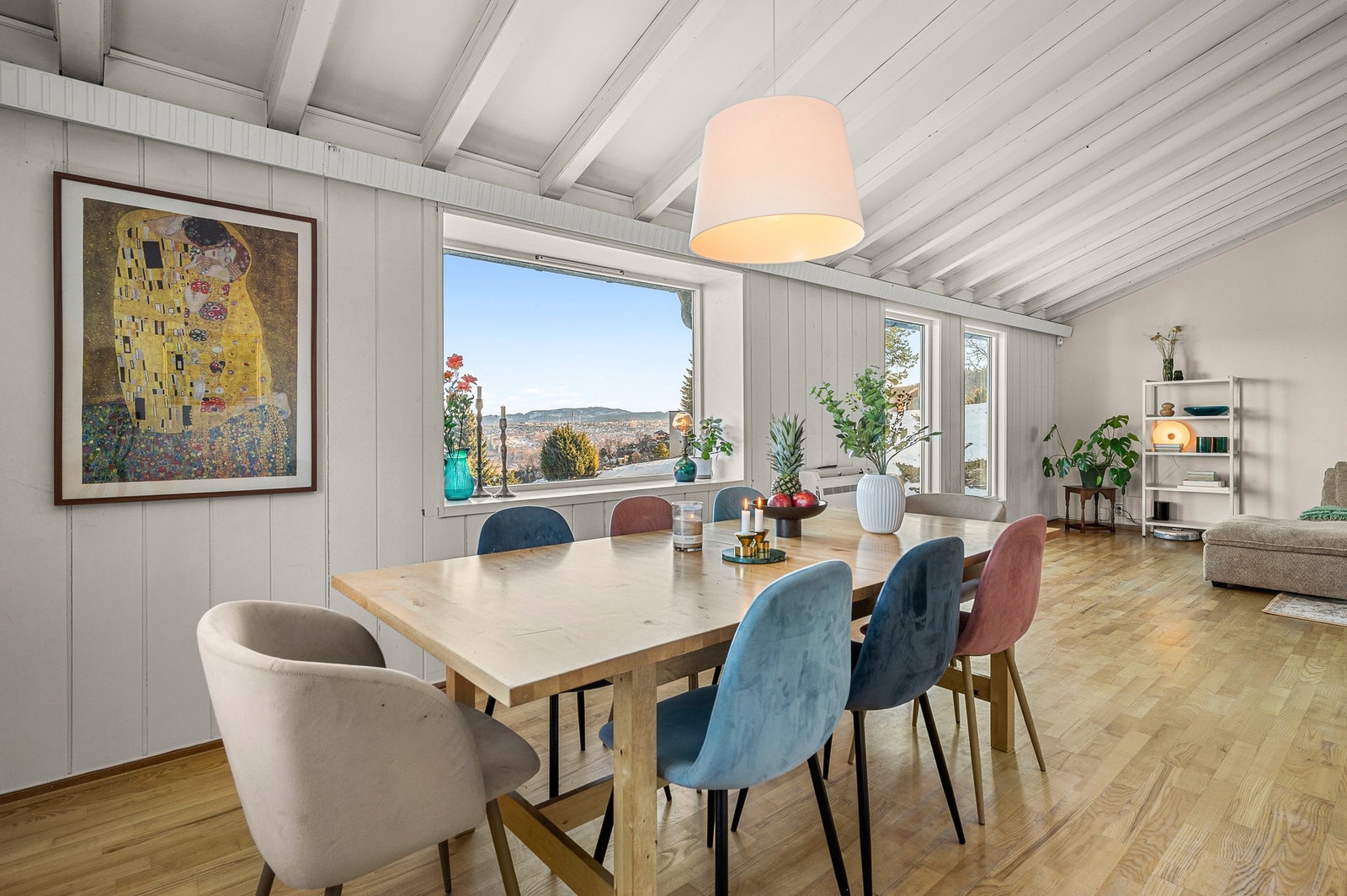 Boligen strekker seg over tre plan med 226 kvm, og har inngang både fra sokkelen og 1. etasje. Hovedetasjen består av stue, kjøkken, tre soverom og bad. Galleribilde