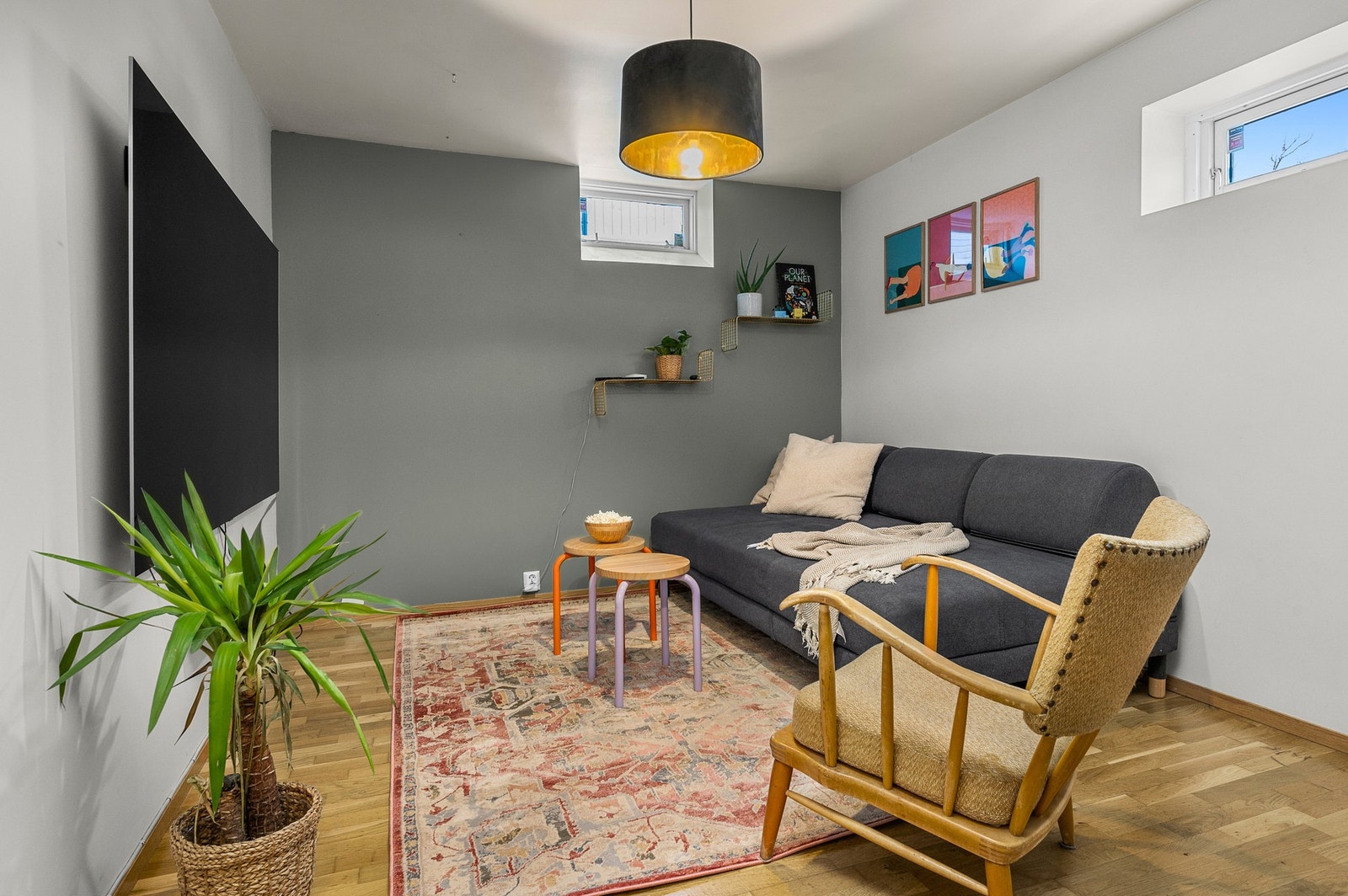 Underetasjen er i dag innredet med en hybeldel og en del tilhørende hoveddelen. Hybeldel består av stue, soverom, bad og kjøkken. Hoveddelen består av innredet kjellerstue, baderom/vaskerom, bod og soverom. Gjør oppmerksom på at deler av areal ikke er god Galleribilde