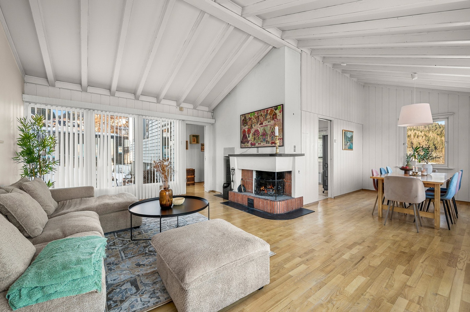 Fra sofakroken er det utsikt over fjorden på den ene siden og hagen den andre siden. Galleribilde