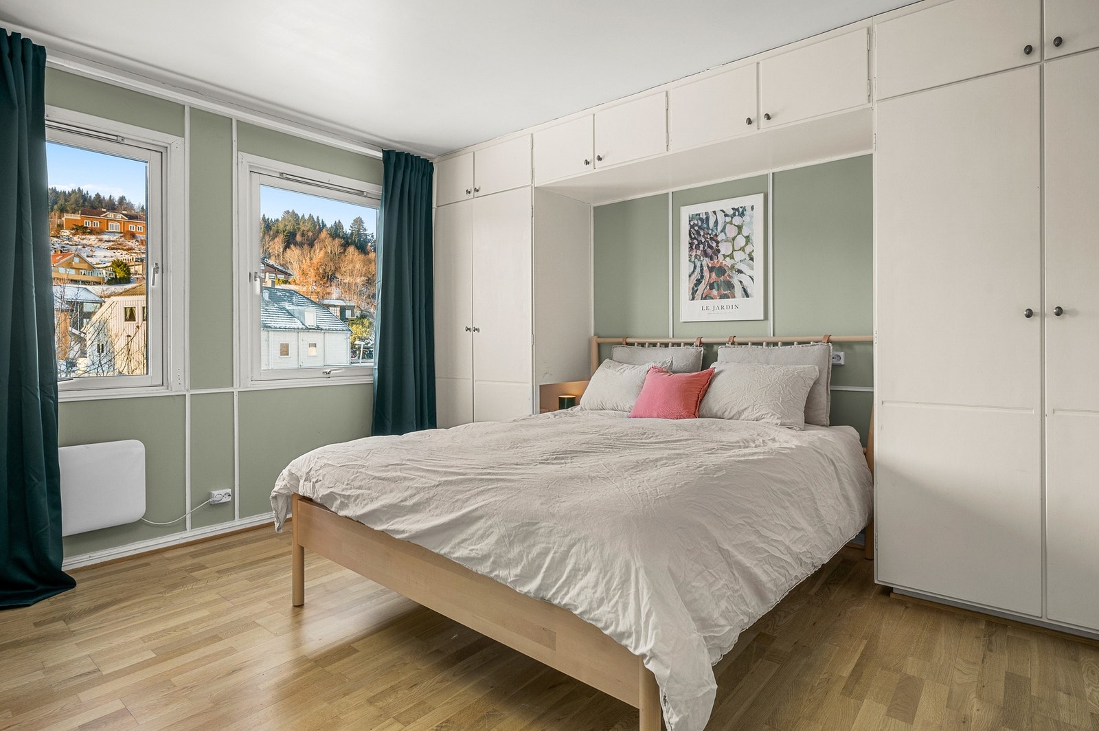 Soverom; 12,5 kvm. Fra hovedsoverommet er det også direkte inngang til baderommet. Galleribilde