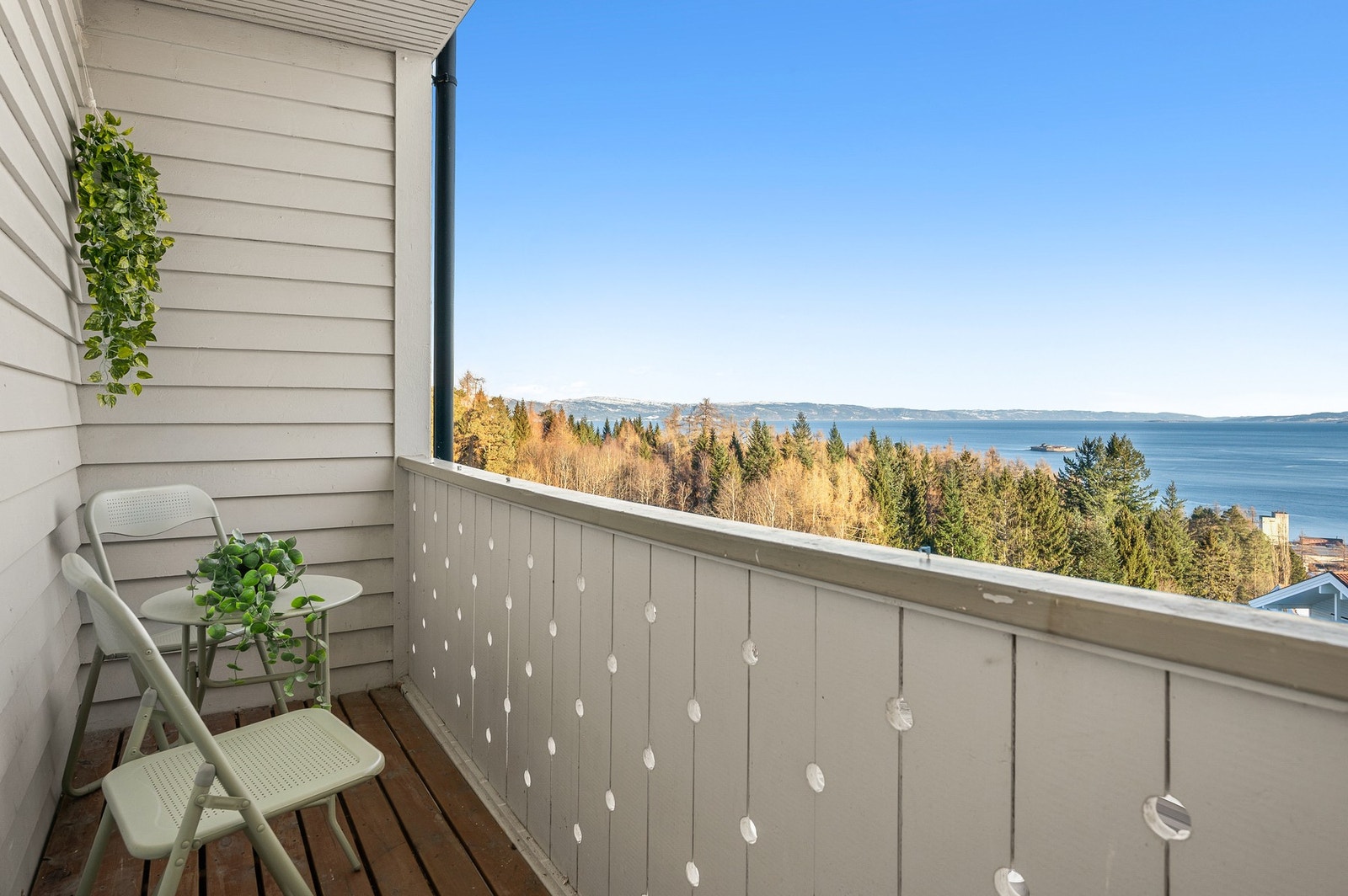 Fra balkongen kan man nyte både utsikten og solnedgangen over Fosenalpene. Galleribilde