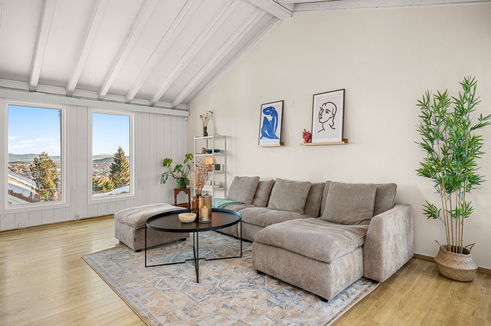 Stor og romslig stue på 41 kvm. Den har svært god takhøyde og store vindusflater med rikelig lysinnslipp som gir en luftig og god atmosfære i rommet. Galleribilde