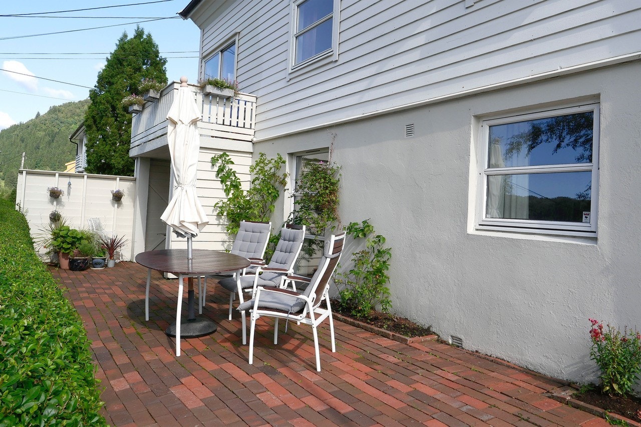 Like utenfor boligen finner man et eget uteområde hvor man kan nyte varme sommerdager. Galleribilde