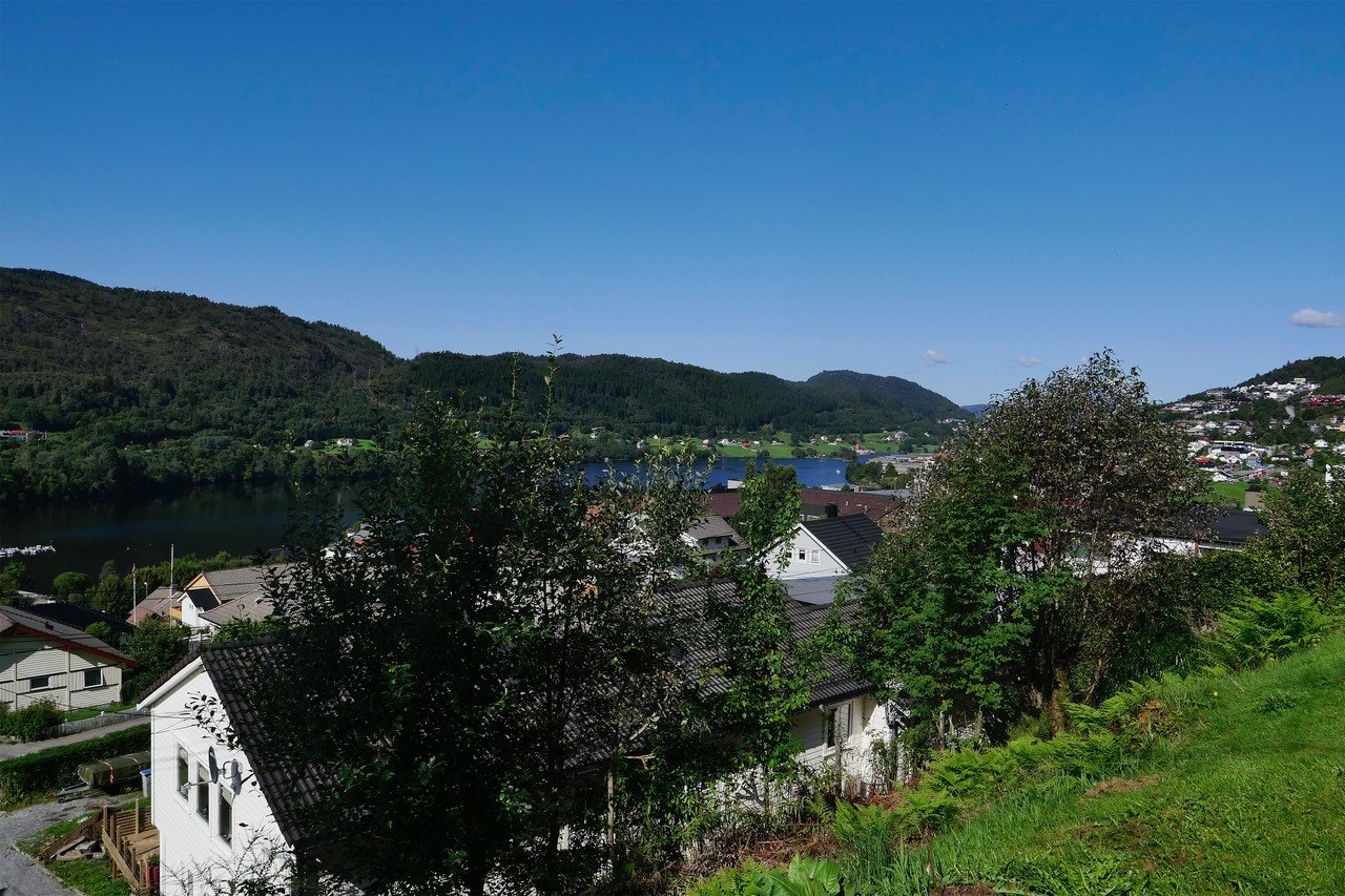 Utsikt til Arnavågen fra uteområdet - Kontakt megler for visning! Galleribilde