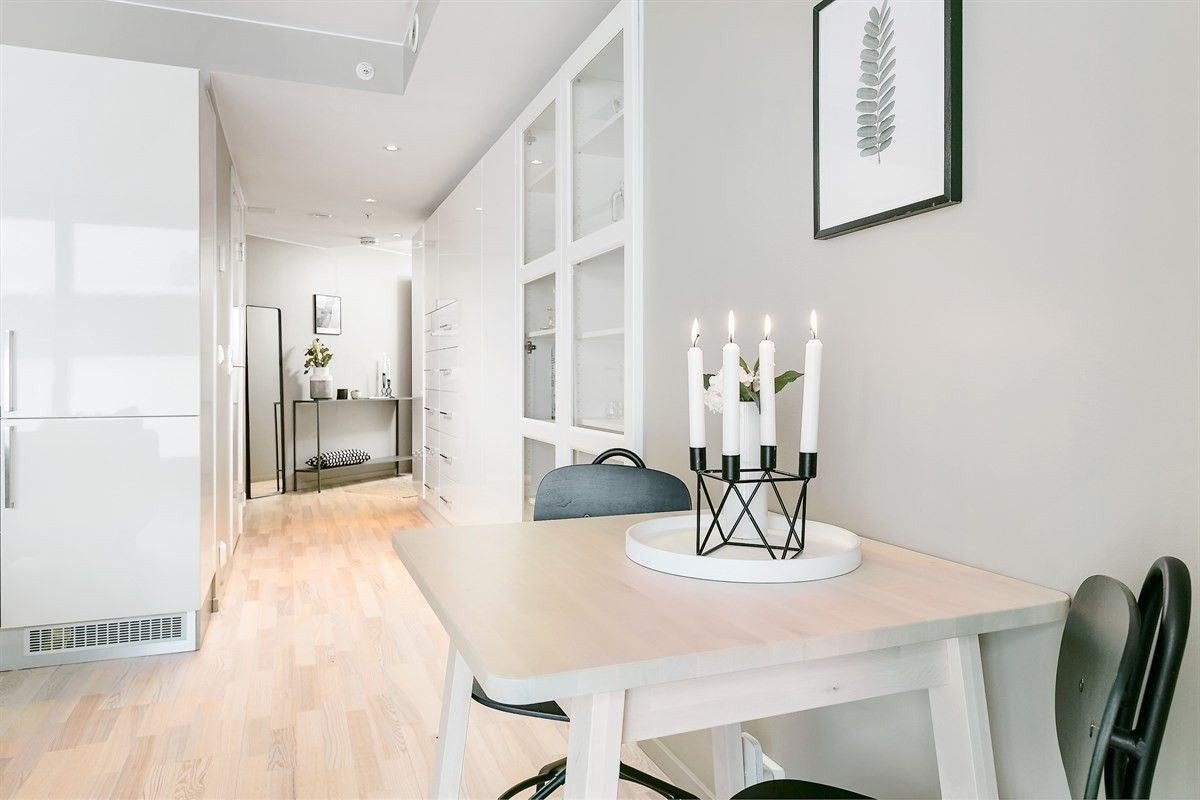 Praktiske oppbevaringsmuligheter i vegg mot entré. Galleribilde