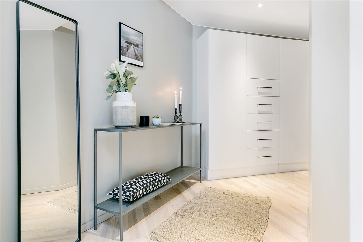 Romslig entré med stort garderobeskap. Galleribilde