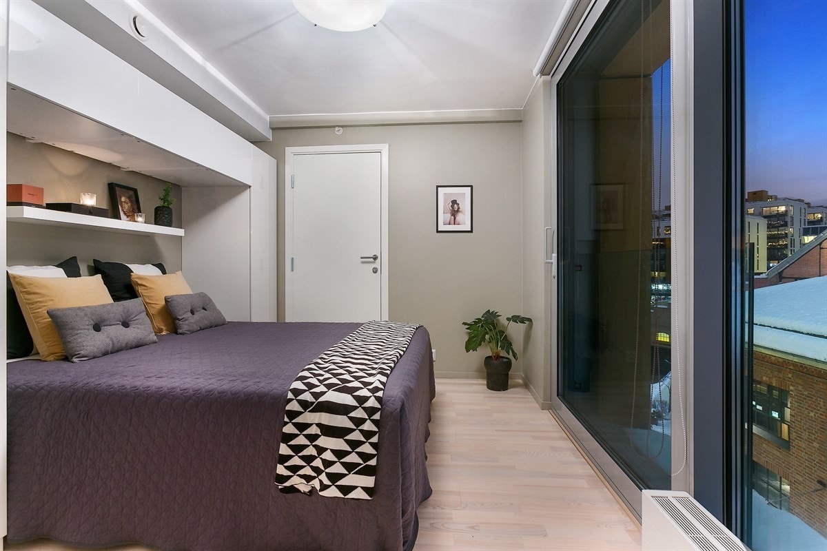 Hovedsoverom med garderobeløsning og fransk balkong Galleribilde