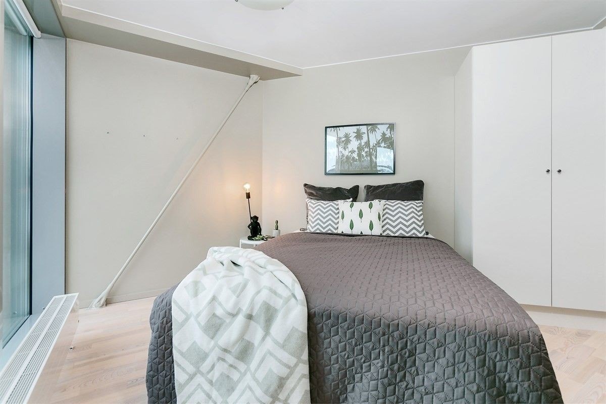 Soverom 2 med plass til dobbeltseng og garderobeskap. Galleribilde