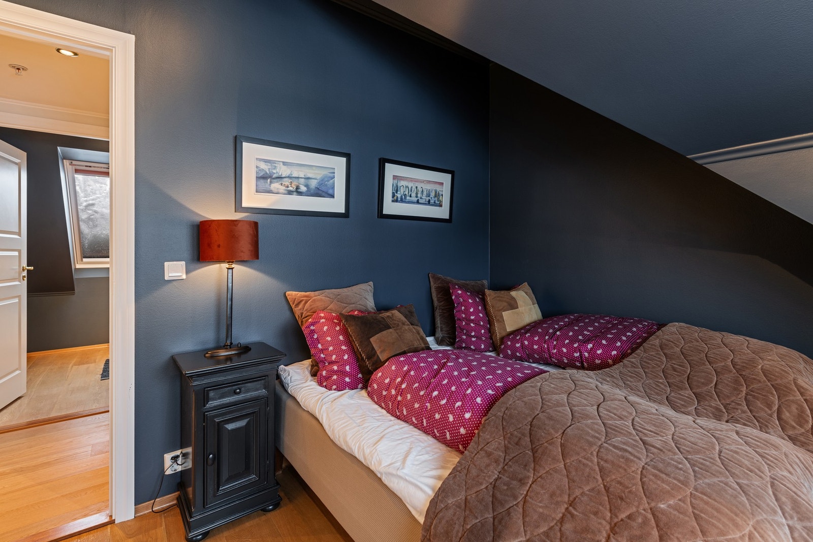 Drøm søtt i myke dyner, omringet av frisk fjelluft Galleribilde