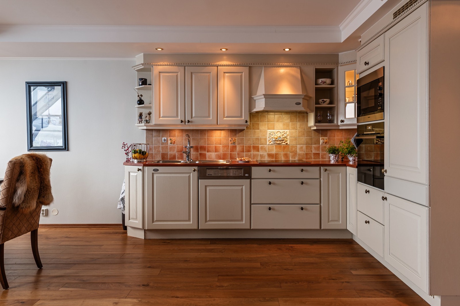 Lekkert kjøkken med profilerte fronter Galleribilde