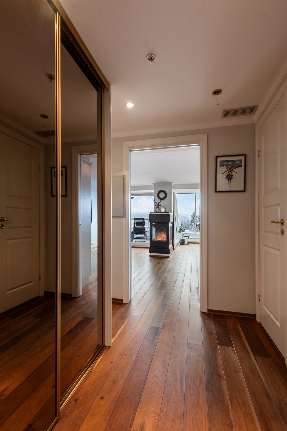 Romslig entré med garderobeskap Galleribilde